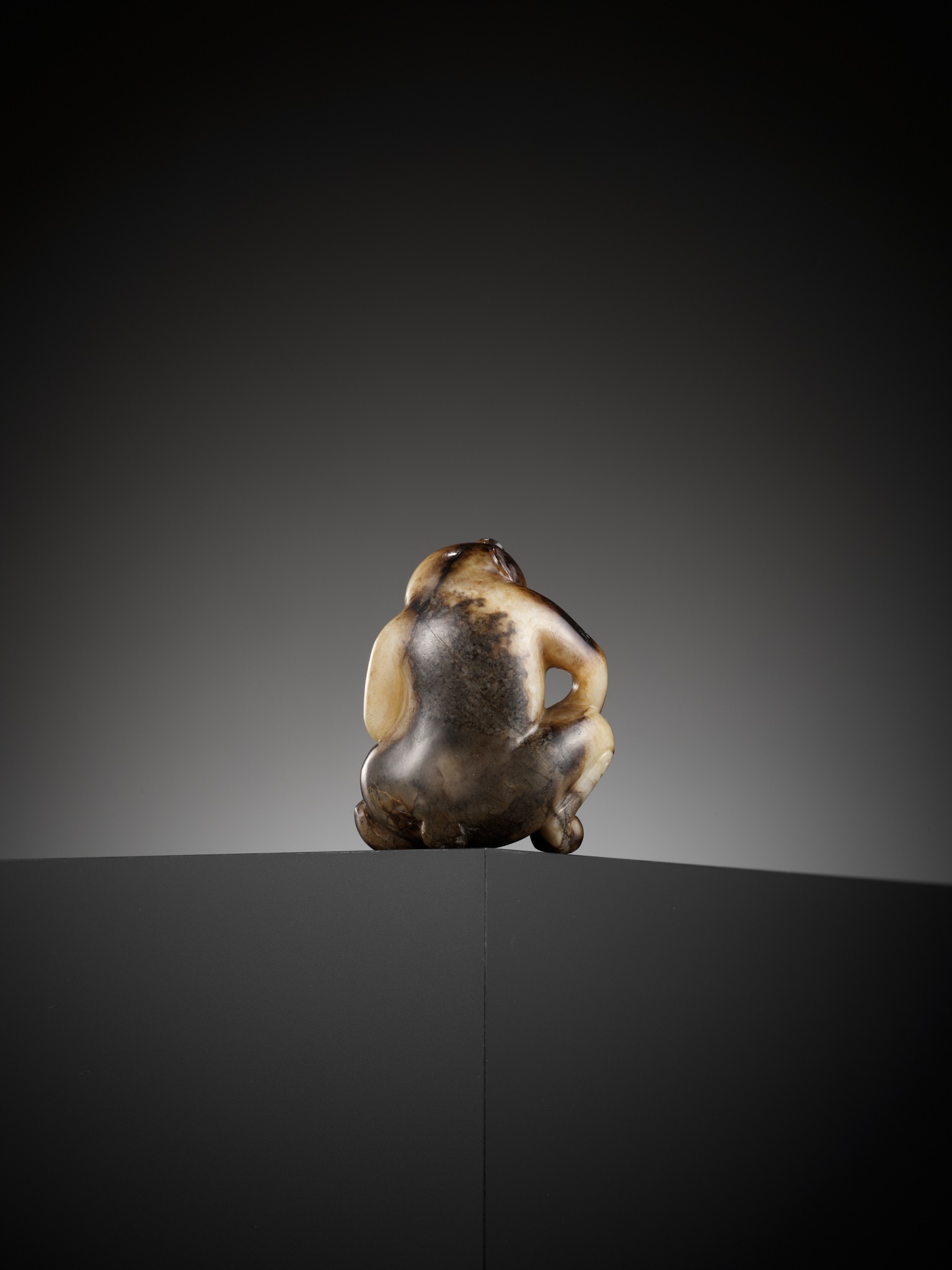 AN EXCEPTIONAL CREAMY-WHITE AND BLACK JADE FIGURE OF A BEAR, SONG DYNASTY OR EARLIER - Image 16 of 27