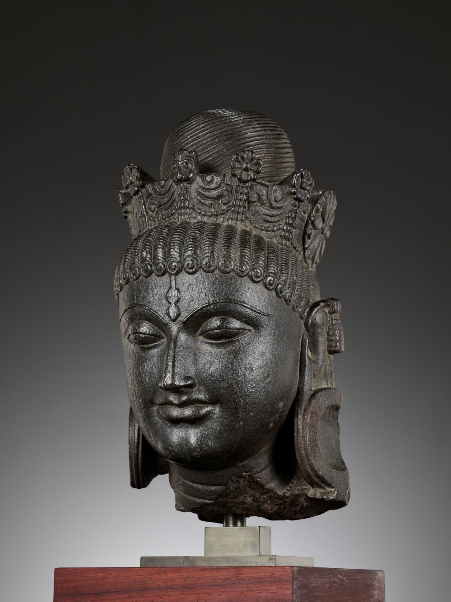 AN IMPORTANT AND MONUMENTAL BLACK STONE HEAD OF TARA, PALA PERIOD - Image 15 of 15