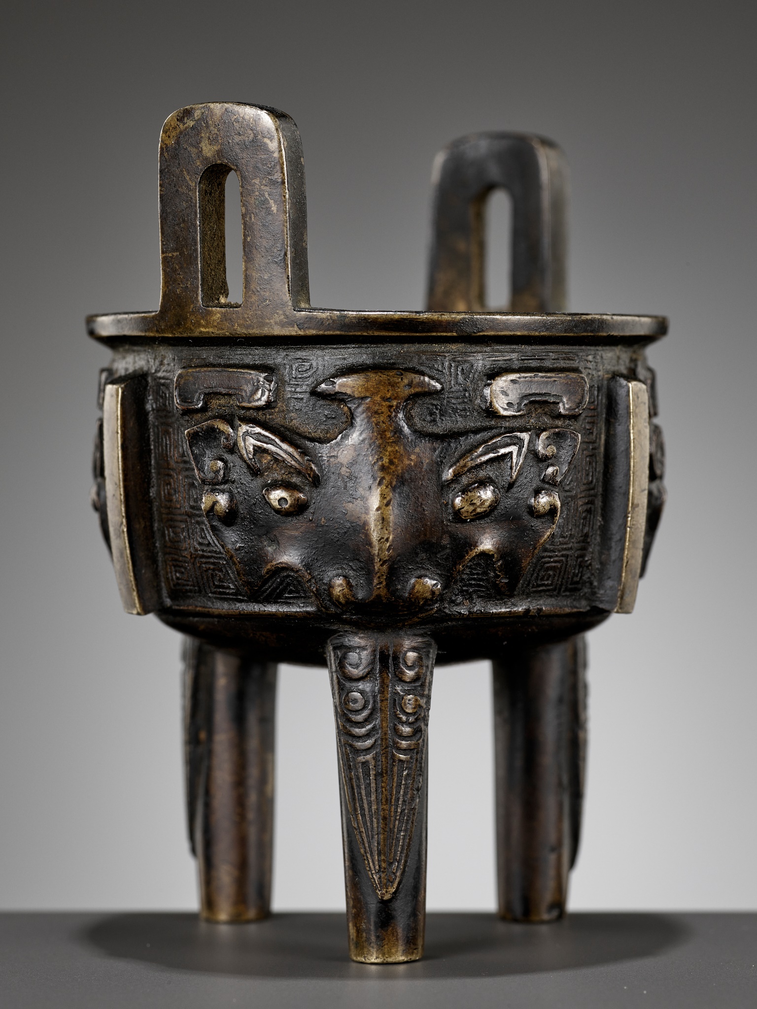 A BRONZE ARCHAISTIC MINIATURE TRIPOD CENSER, DING, QING DYNASTY, 17TH CENTURY - Image 5 of 11