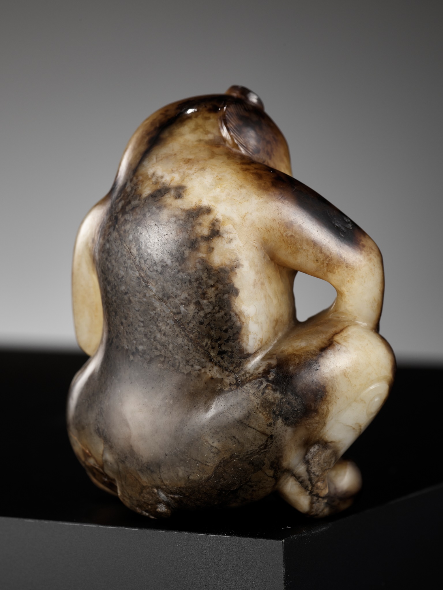 AN EXCEPTIONAL CREAMY-WHITE AND BLACK JADE FIGURE OF A BEAR, SONG DYNASTY OR EARLIER - Image 25 of 27