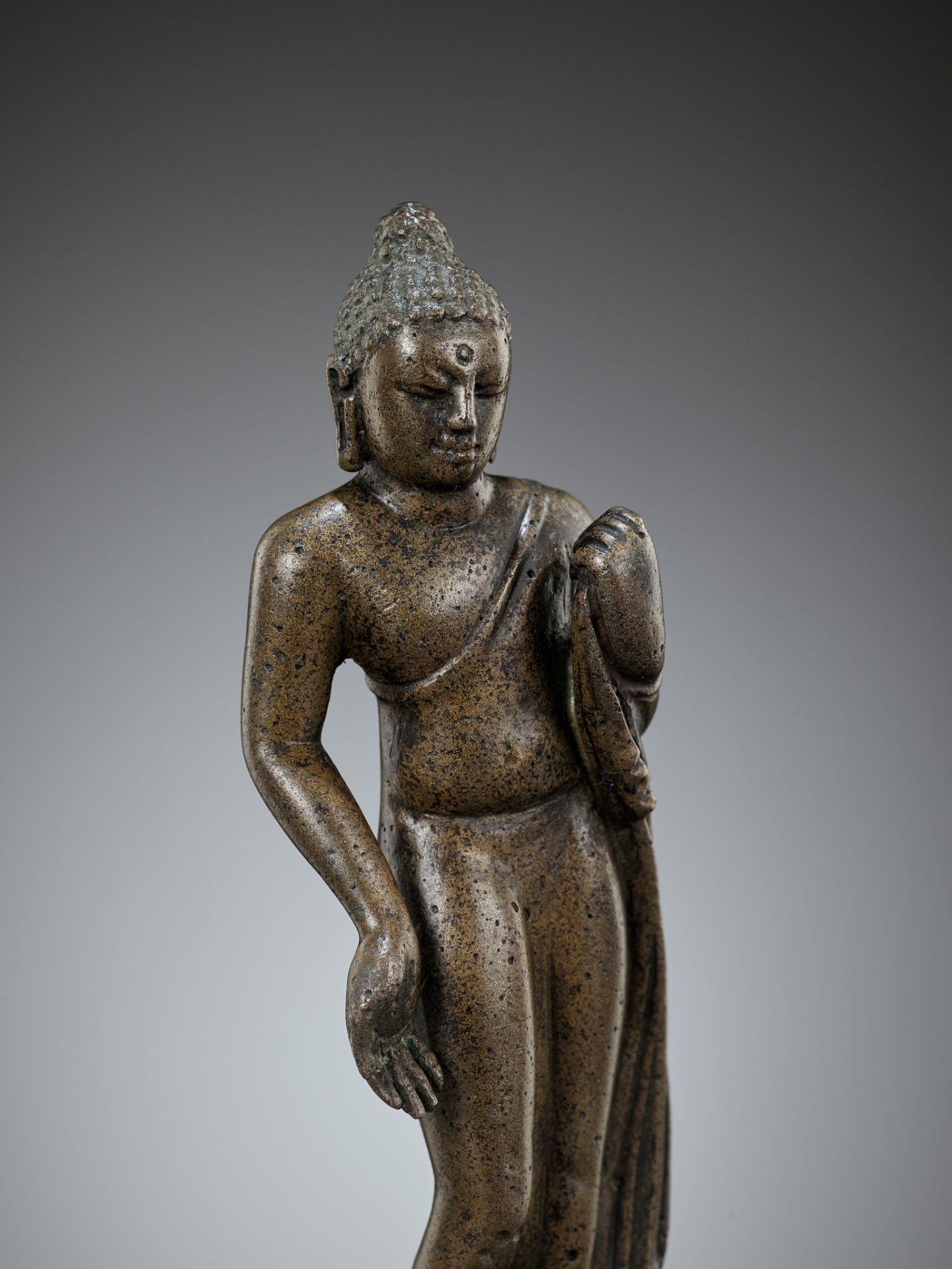 A BRONZE FIGURE OF A STANDING BUDDHA, POST-GUPTA PERIOD, INDIA, C. 7TH CENTURY - Image 14 of 15