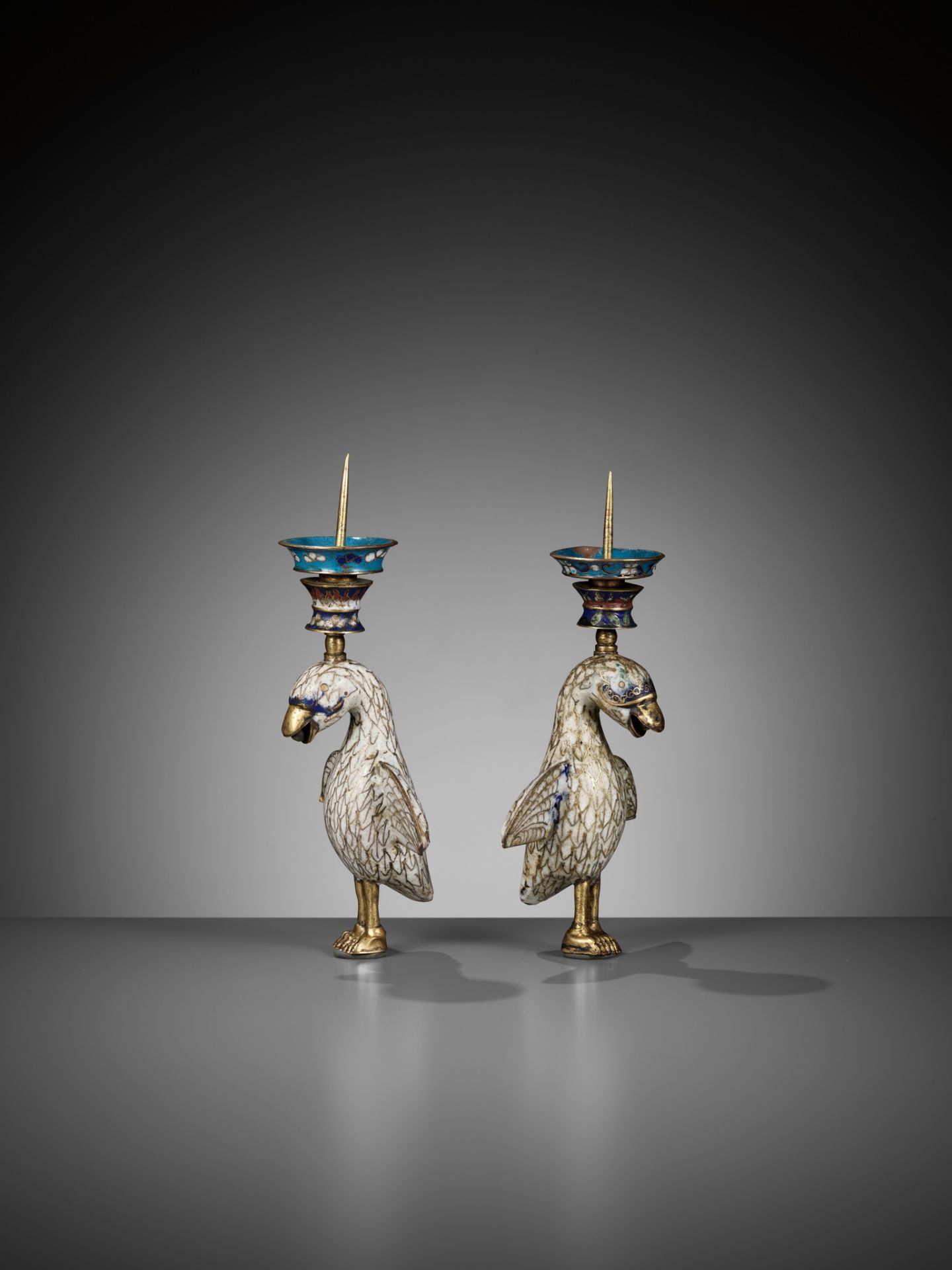 A PAIR OF CLOISONNE ENAMEL 'BIRD' CANDLESTICKS, QIANLONG PERIOD - Bild 7 aus 9