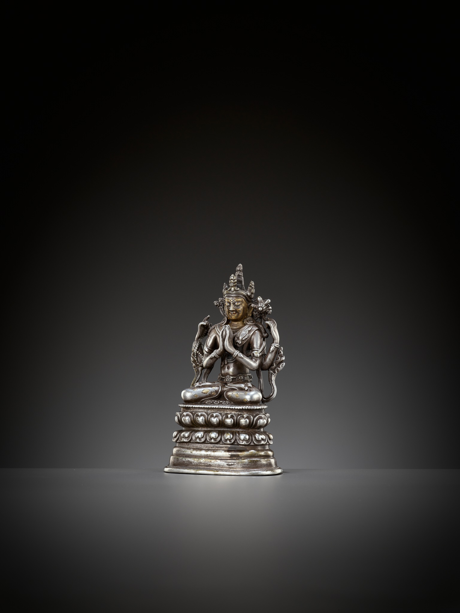 A PARCEL-GILT SOLID SILVER FIGURE OF SHADAKSHARI LOKESHVARA, PALA REVIVAL, TIBET, 17TH-18TH CENTURY - Image 6 of 11