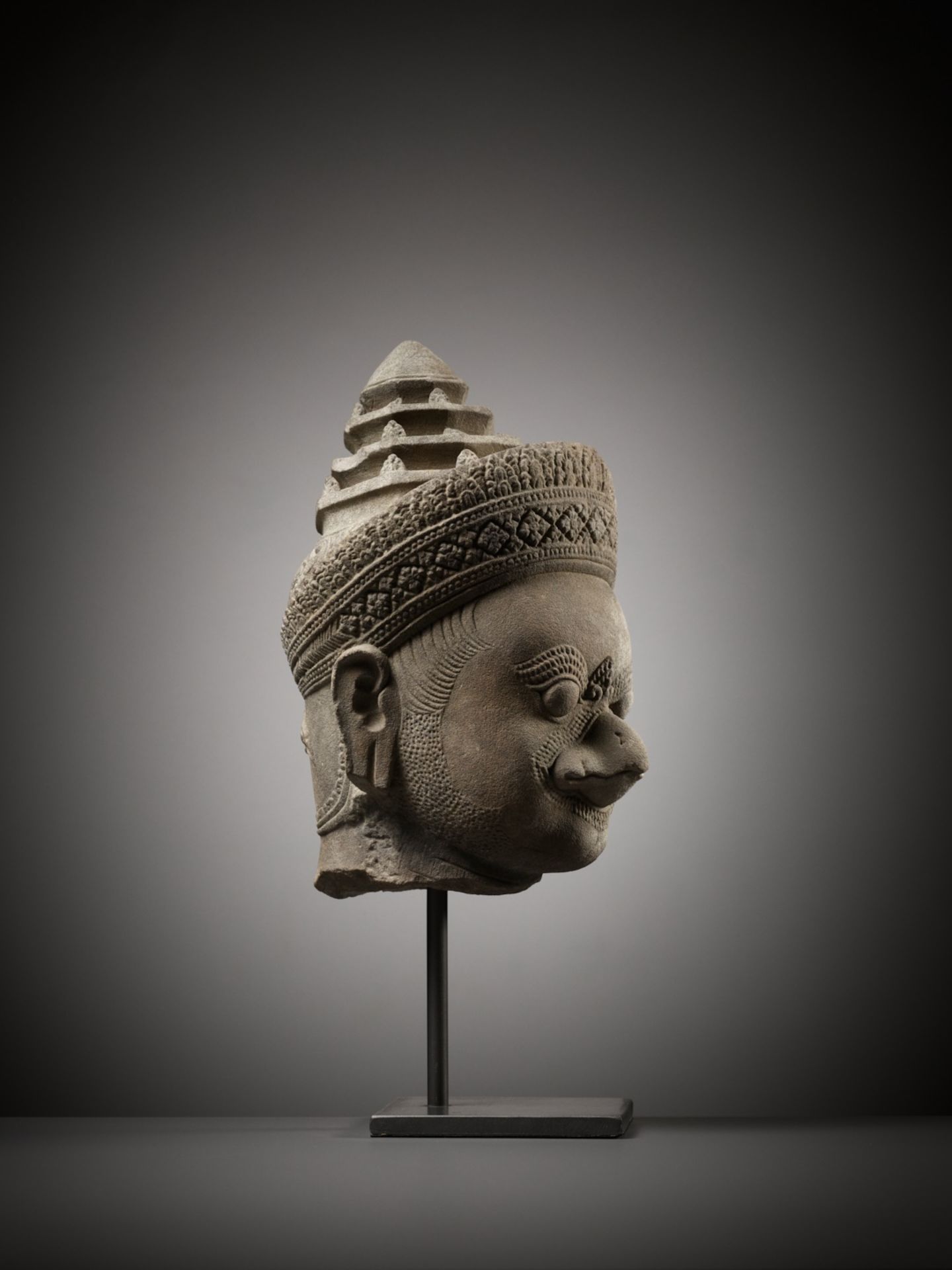 A SANDSTONE HEAD OF GARUDA, KOH KER STYLE, KHMER EMPIRE, 10TH CENTURY - Bild 7 aus 9
