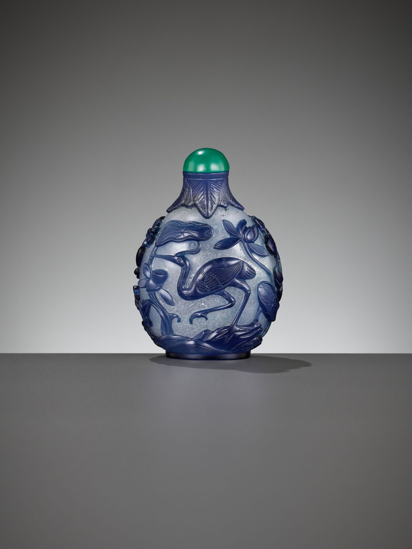 A SAPPHIRE-BLUE OVERLAY 'MONKEY KING STEALING THE PEACHES OF IMMORTALITY' GLASS SNUFF BOTTLE - Image 3 of 12