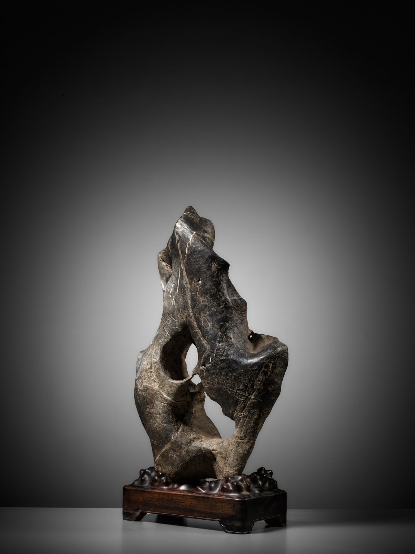 A LARGE LINGBI SCHOLAR'S ROCK, GONGSHI, QING DYNASTY OR EARLIER - Bild 10 aus 13
