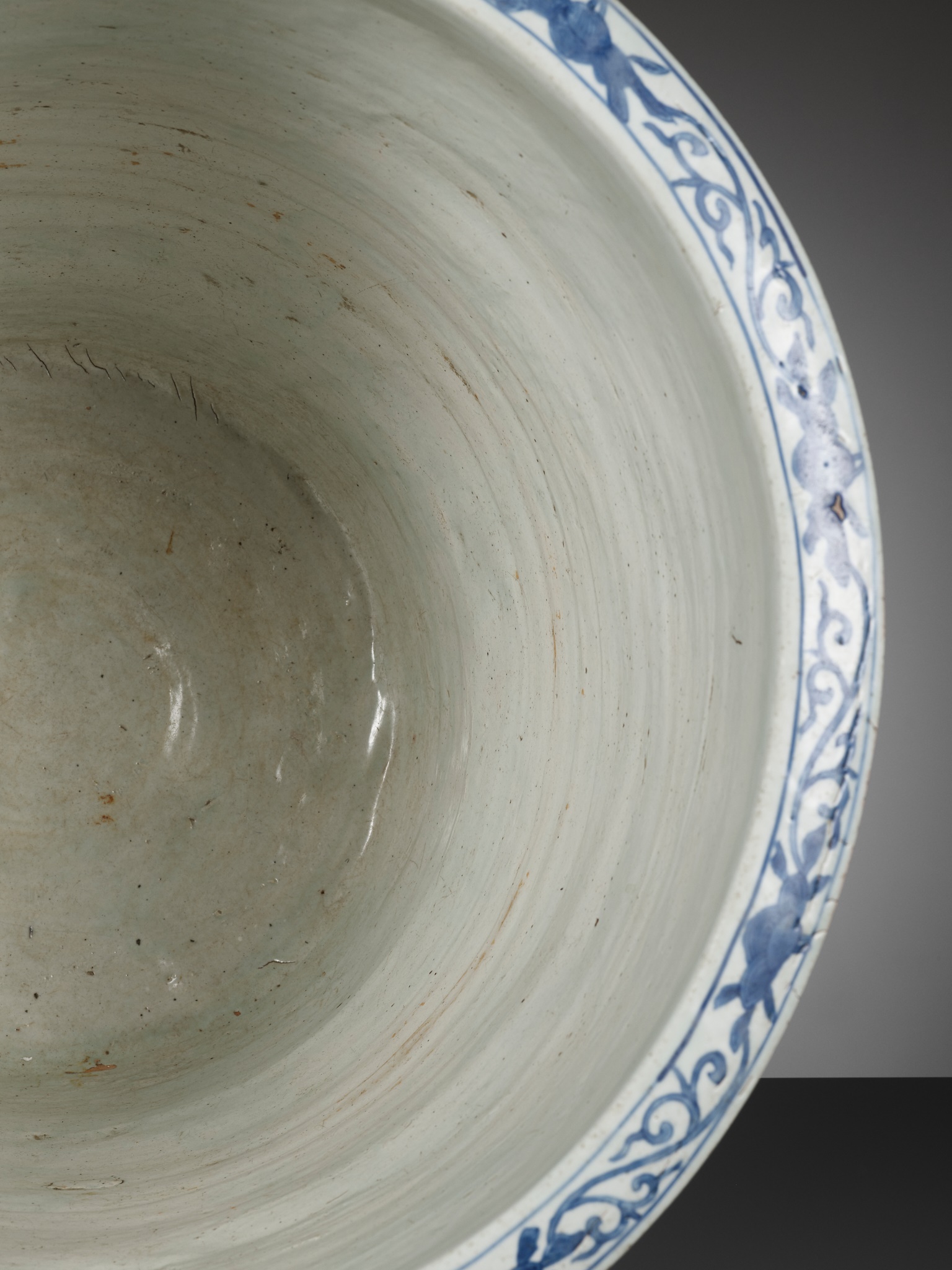 A LARGE AND VERY HEAVY BLUE AND WHITE 'HUNDRED DEER' JARDINIERE, MING DYNASTY - Image 11 of 12