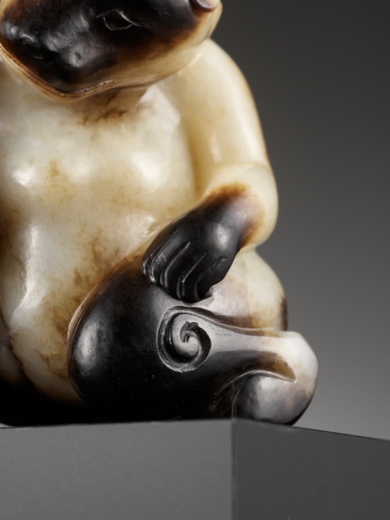 AN EXCEPTIONAL CREAMY-WHITE AND BLACK JADE FIGURE OF A BEAR, SONG DYNASTY OR EARLIER - Image 22 of 27