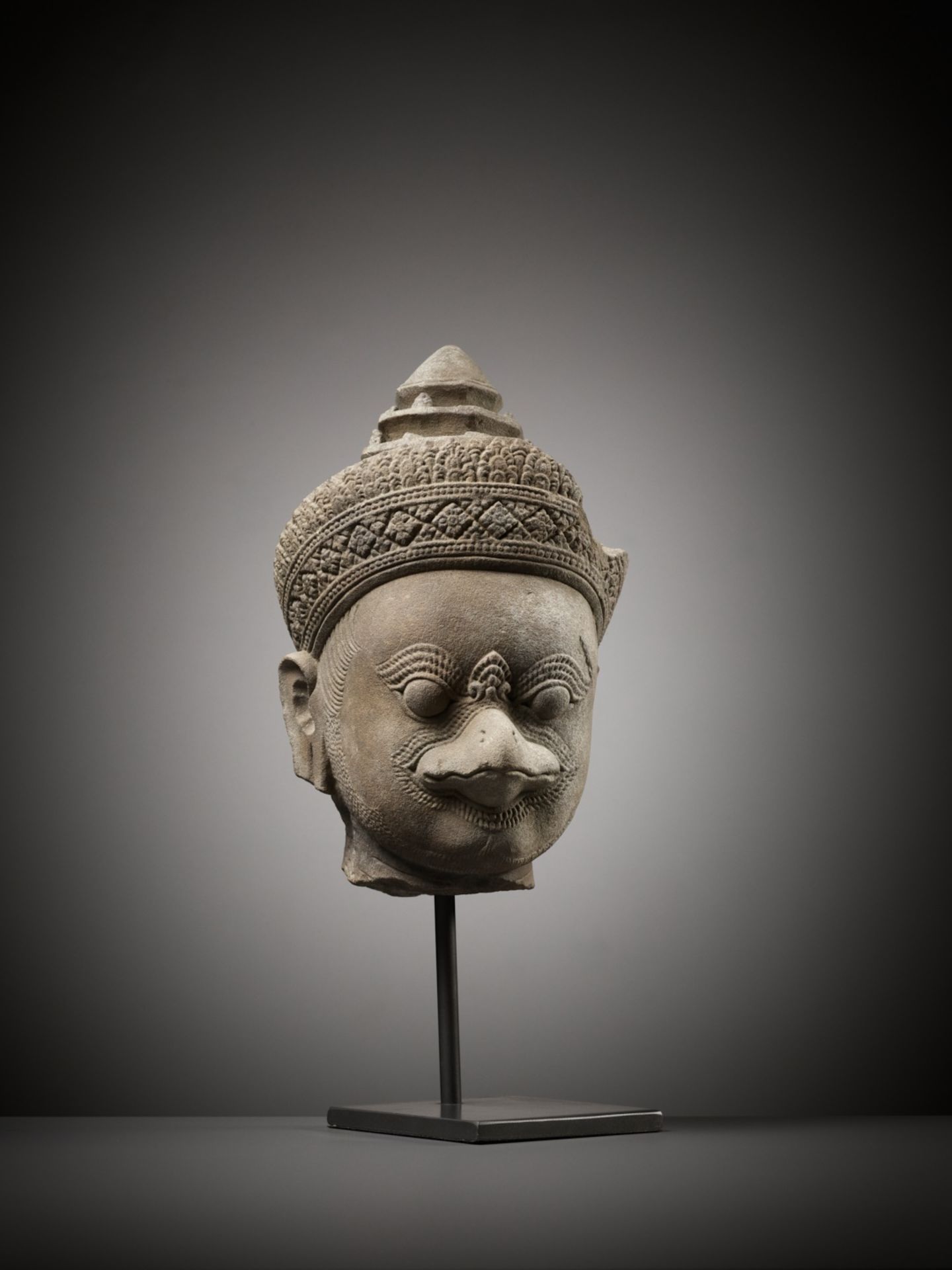 A SANDSTONE HEAD OF GARUDA, KOH KER STYLE, KHMER EMPIRE, 10TH CENTURY - Bild 3 aus 9