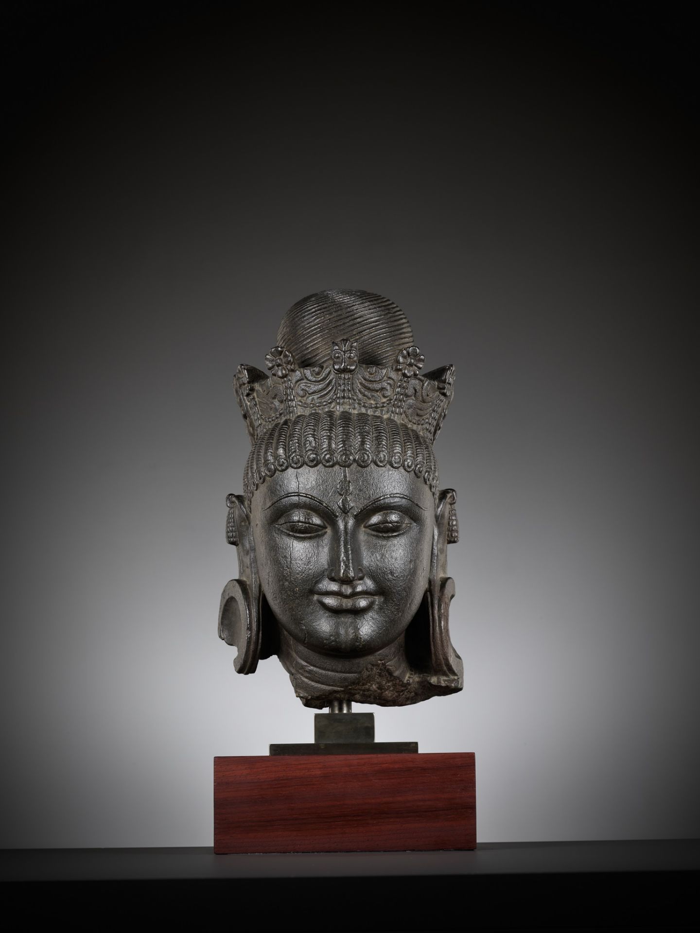 AN IMPORTANT AND MONUMENTAL BLACK STONE HEAD OF TARA, PALA PERIOD - Image 7 of 15