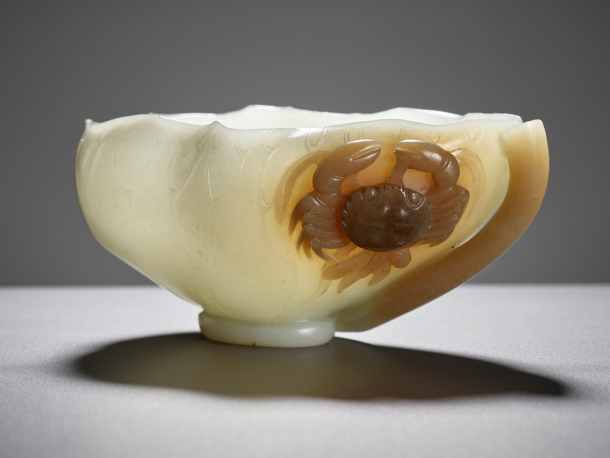 A WHITE AND BROWN JADE 'LOTUS, CRAB AND MILLET' BRUSH WASHER AND MATCHING WOOD STAND, 18TH CENTURY - Image 20 of 20