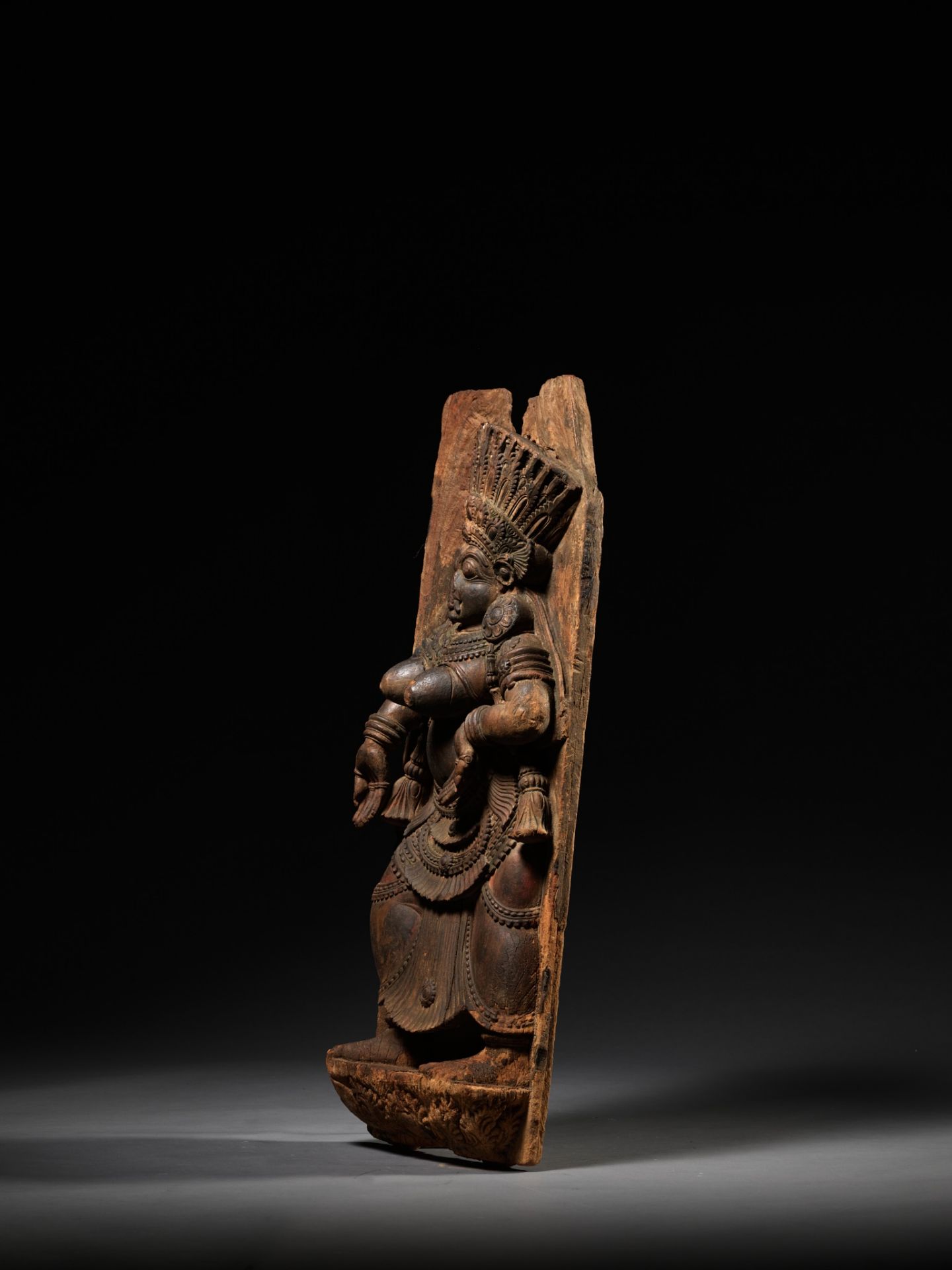 A LARGE AND HIGHLY IMPRESSIVE WOOD RELIEF OF A DANCING FEMALE DEMON, KERALA, SOUTH INDIA, 17TH CT - Bild 8 aus 8
