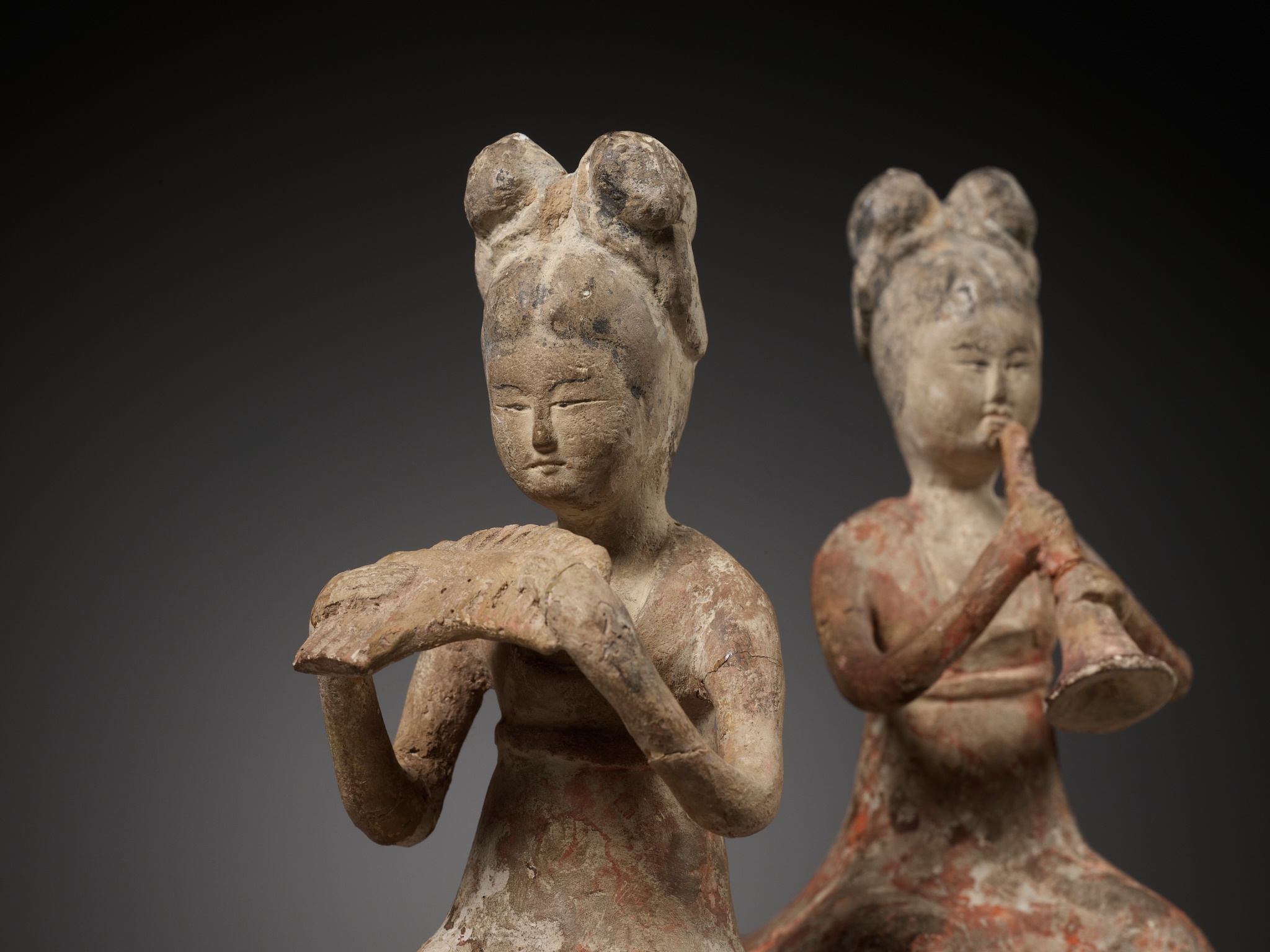 A PAIR OF PAINTED POTTERY FEMALE MUSICIANS, SUI TO EARLY TANG DYNASTY