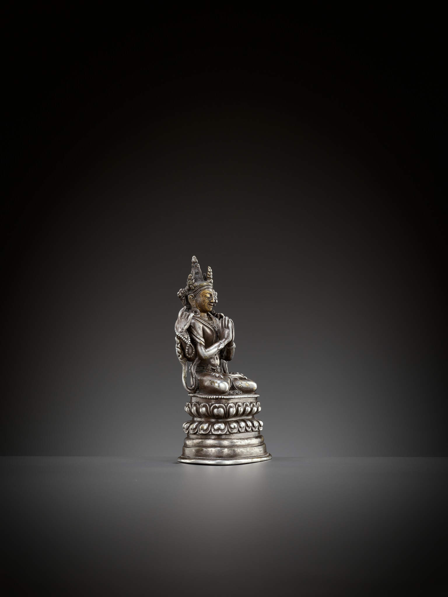 A PARCEL-GILT SOLID SILVER FIGURE OF SHADAKSHARI LOKESHVARA, PALA REVIVAL, TIBET, 17TH-18TH CENTURY - Image 9 of 11