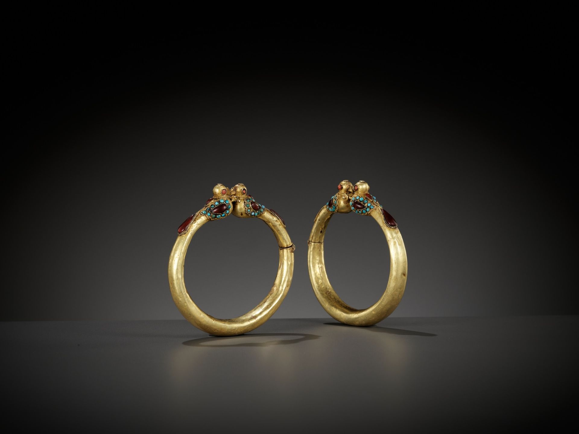 A PAIR OF GOLD 'BIRD' BANGLES, PERSIA, 11TH TO 12TH CENTURY - Image 2 of 9