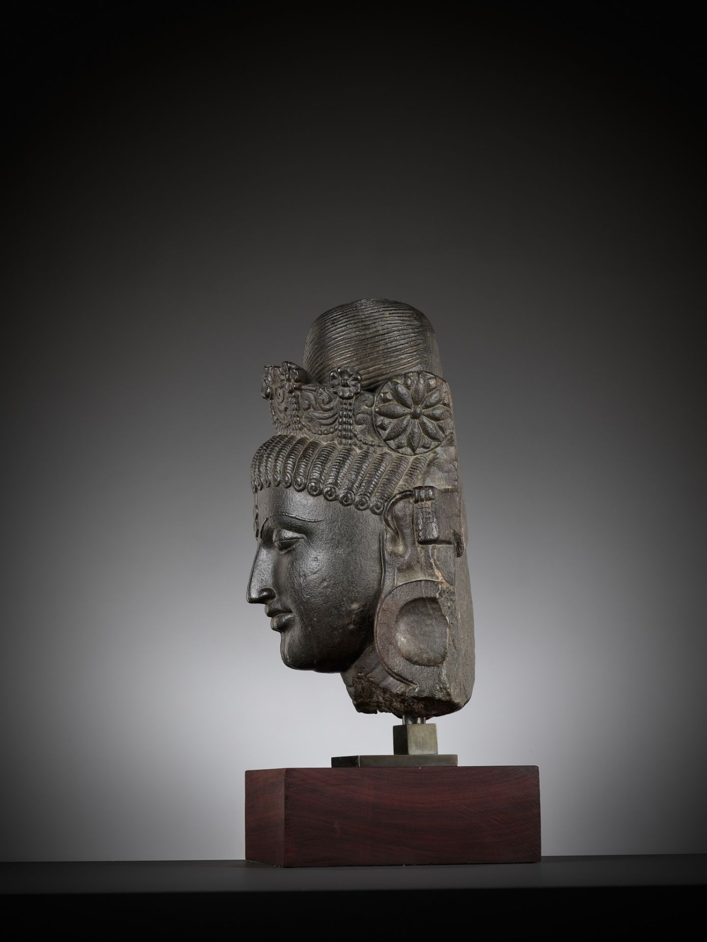 AN IMPORTANT AND MONUMENTAL BLACK STONE HEAD OF TARA, PALA PERIOD - Image 11 of 15