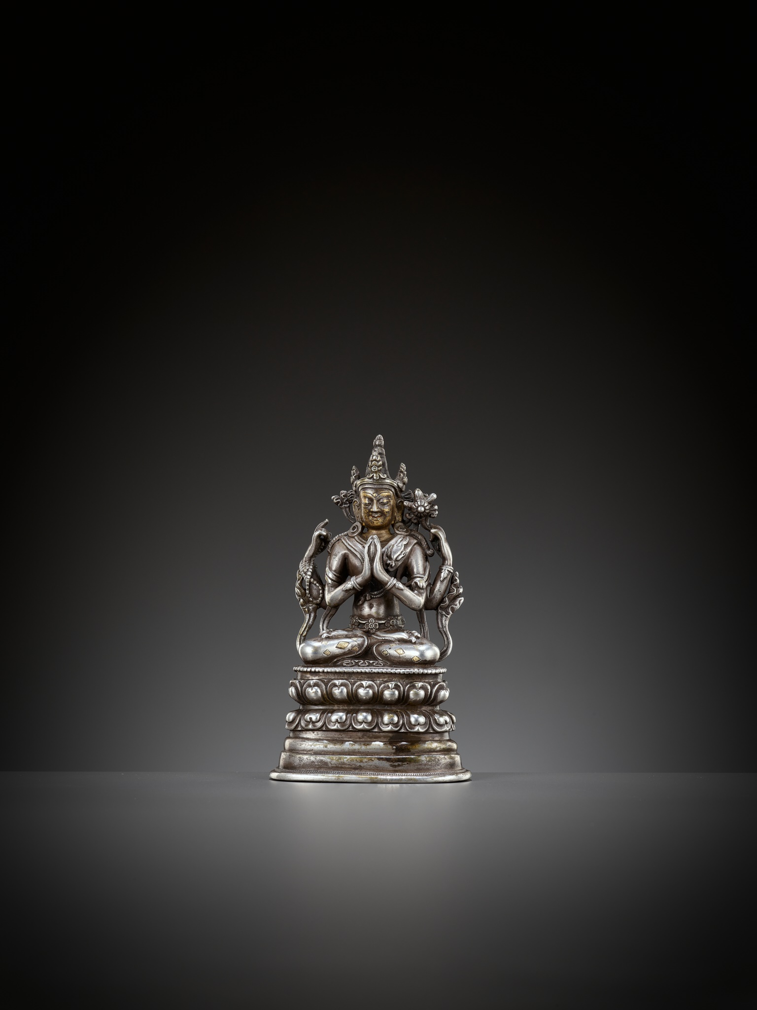 A PARCEL-GILT SOLID SILVER FIGURE OF SHADAKSHARI LOKESHVARA, PALA REVIVAL, TIBET, 17TH-18TH CENTURY - Image 5 of 11