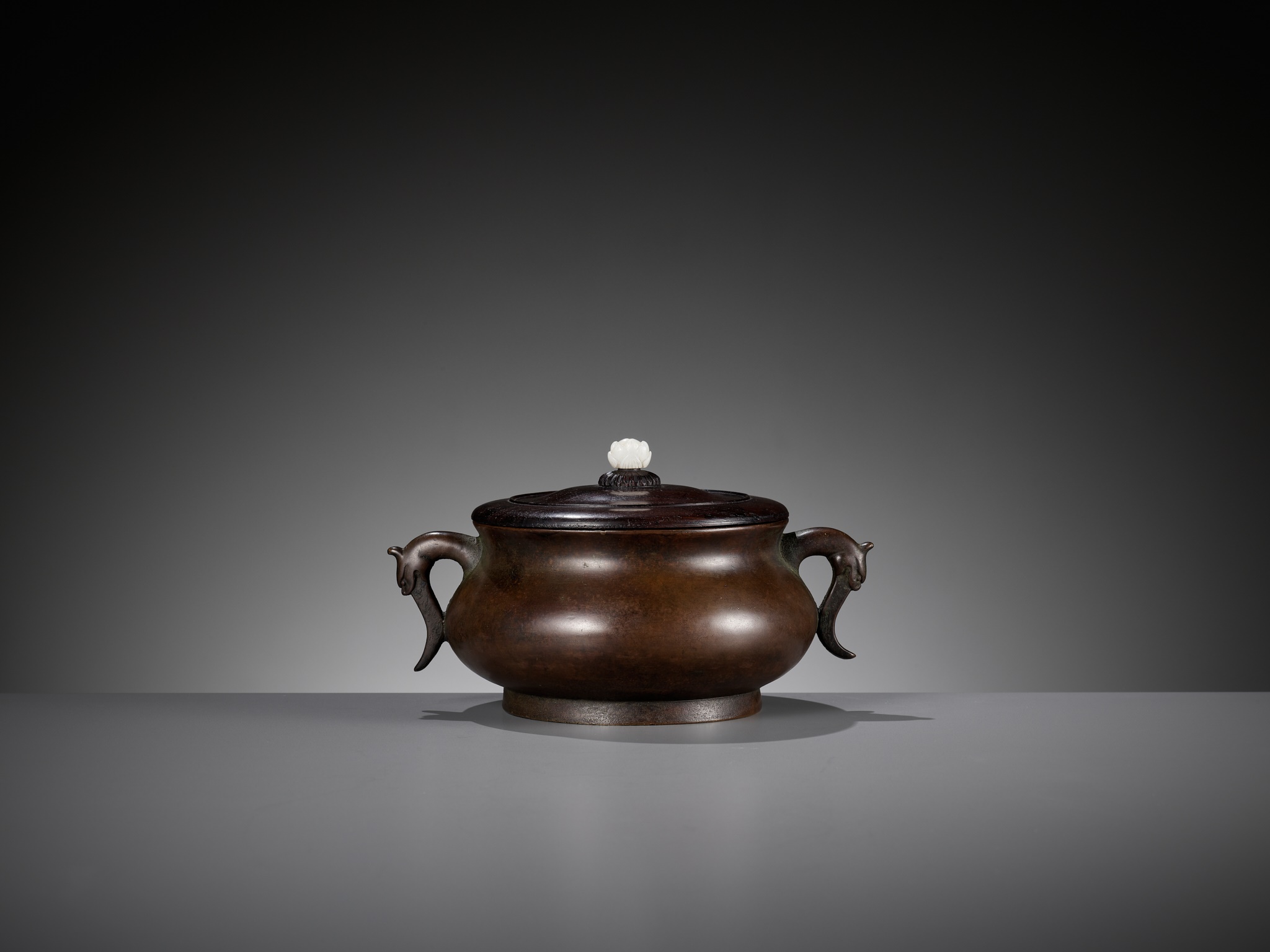 A BRONZE CENSER WITH A ZITAN WOOD COVER AND A WHITE JADE FINIAL, 17TH-18TH CENTURY - Image 6 of 16