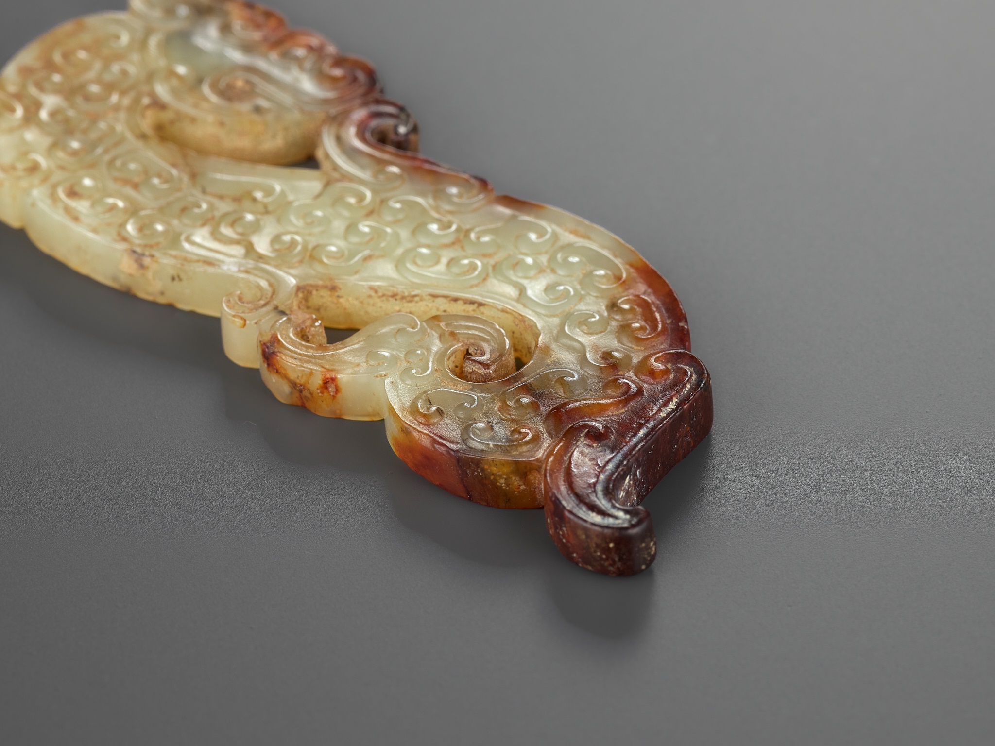 AN ARCHAIC YELLOW & RUSSET JADE DRAGON PENDANT, EASTERN ZHOU DYNASTY - Image 9 of 13