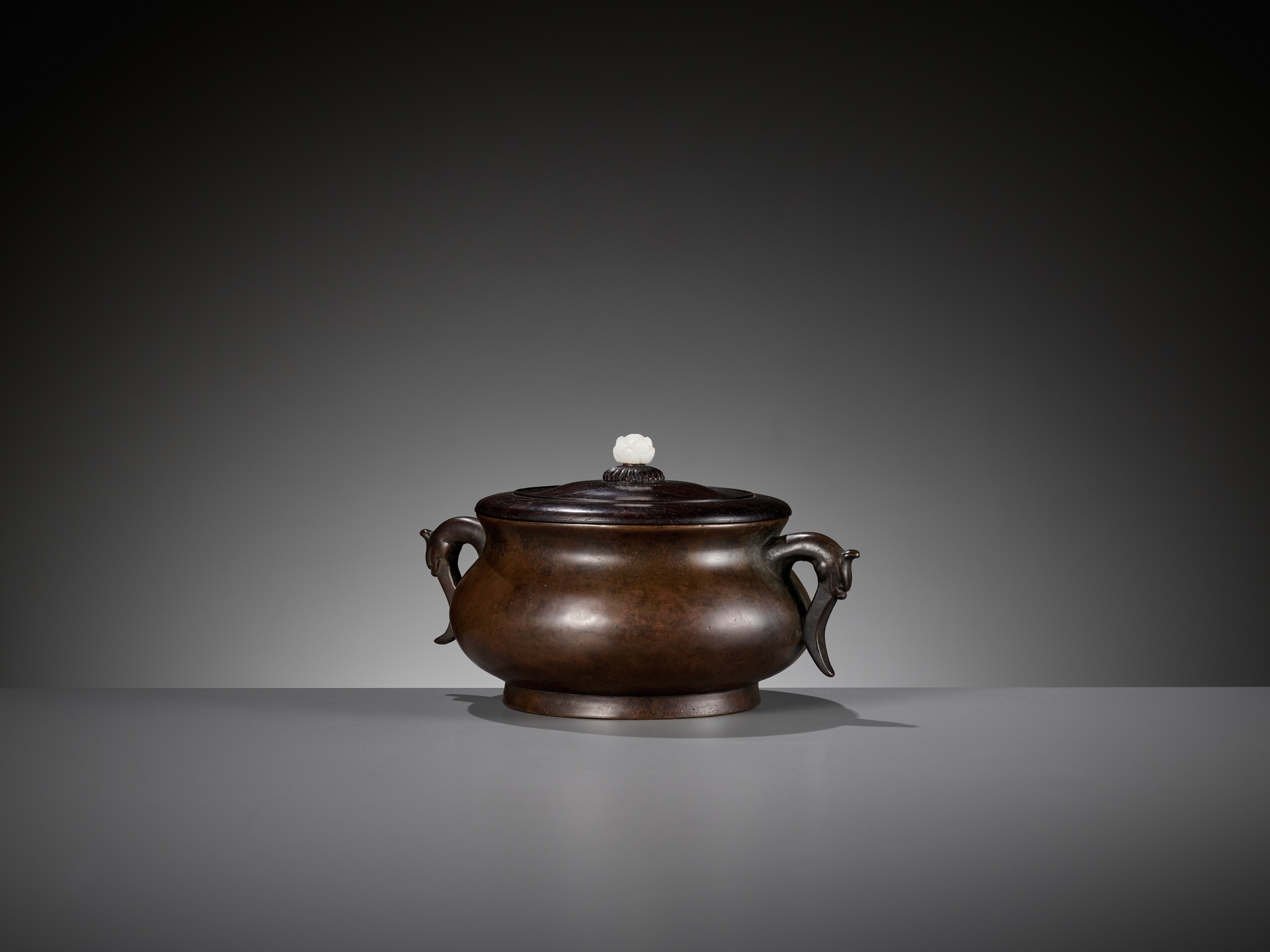 A BRONZE CENSER WITH A ZITAN WOOD COVER AND A WHITE JADE FINIAL, 17TH-18TH CENTURY - Image 10 of 16