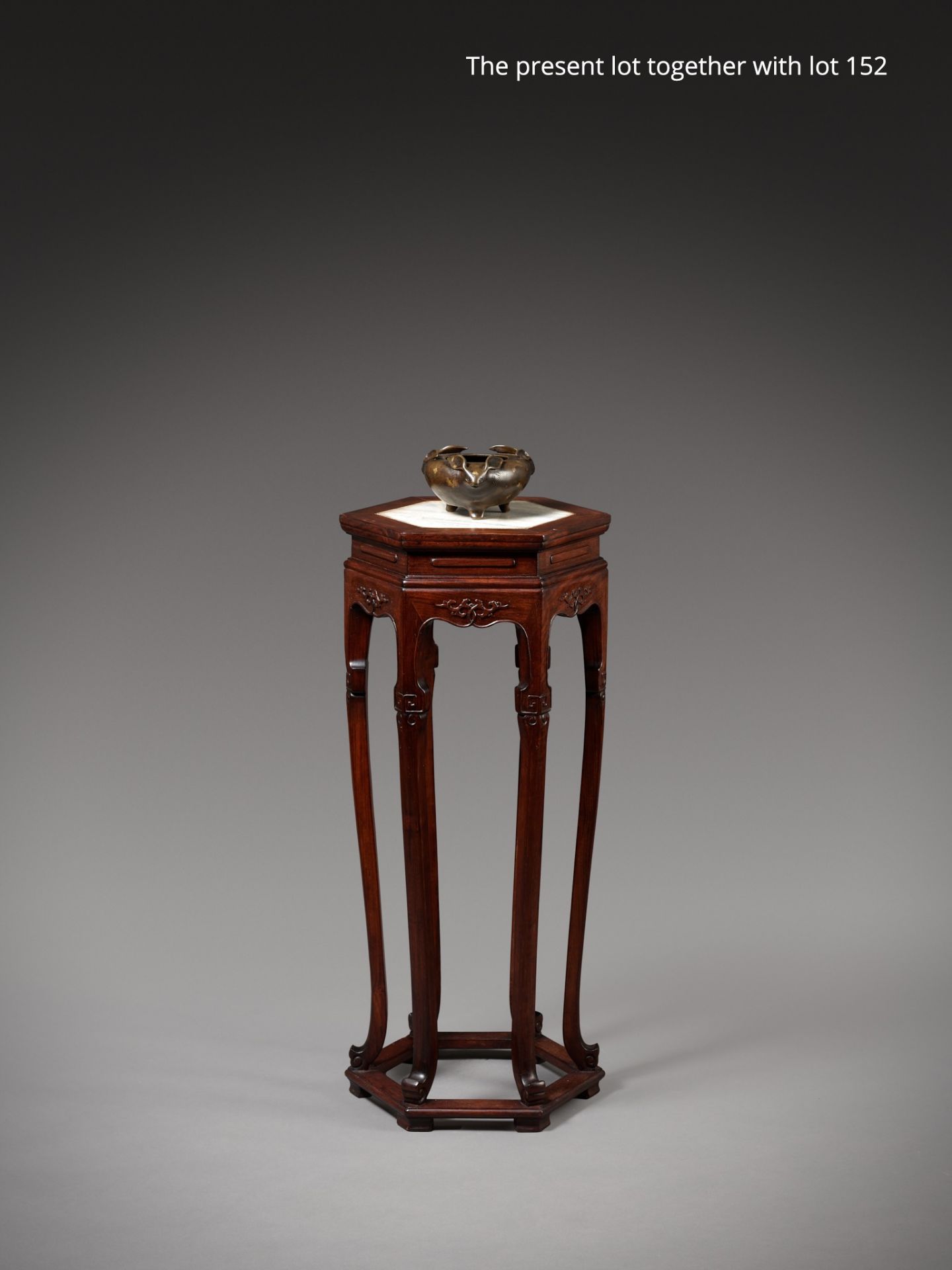 A MARBLE-INSET LACQUERED HARDWOOD INCENSE STAND, XIANGJI, 19TH CENTURY - Bild 2 aus 12