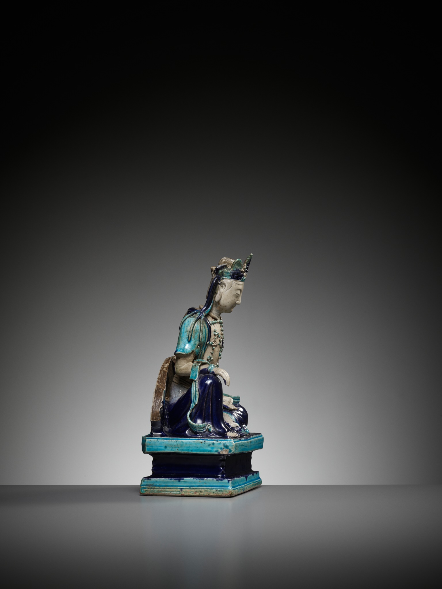 A FAHUA GLAZED FIGURE OF GUANYIN, LATE MING DYNASTY - Image 10 of 12