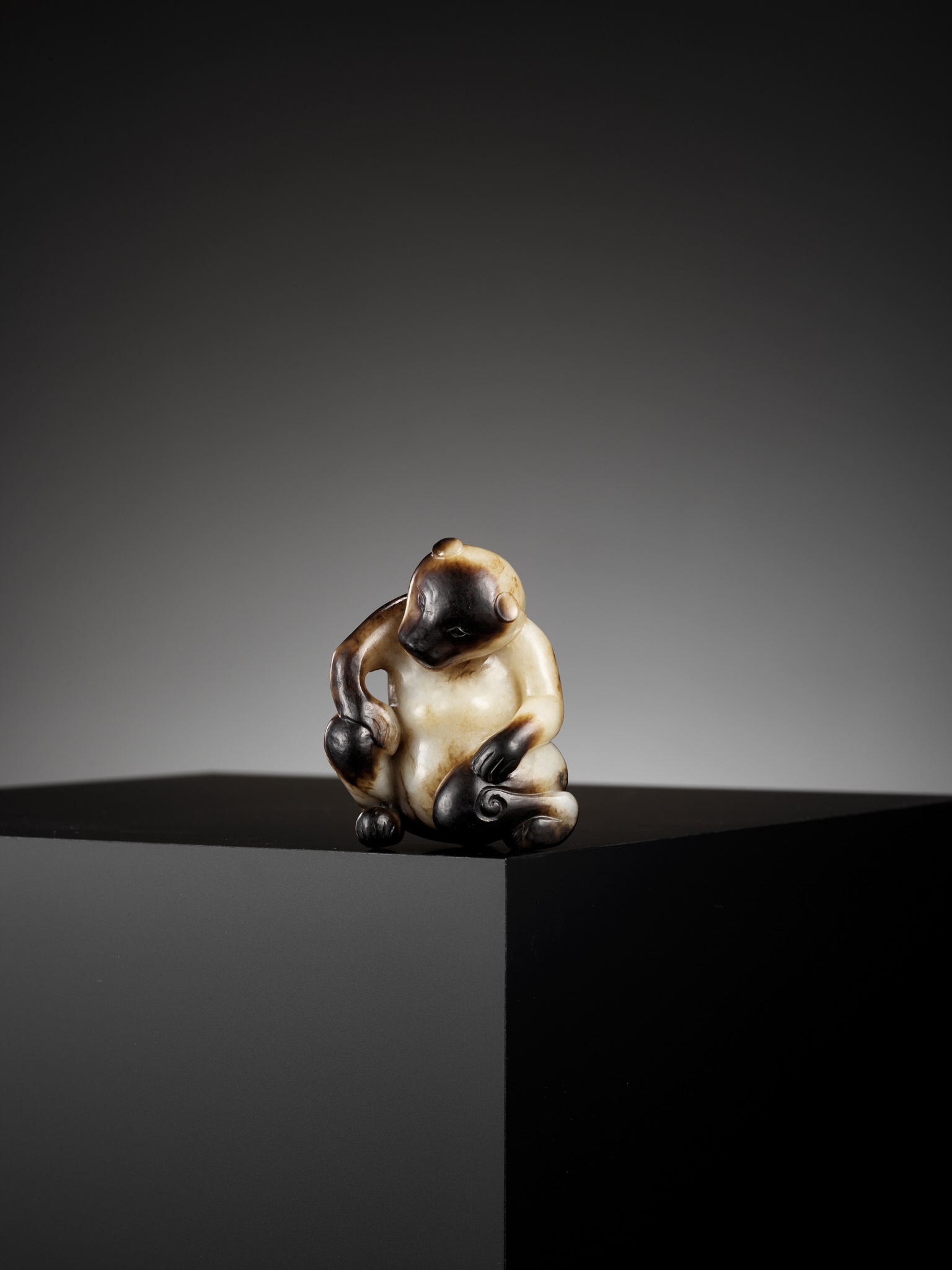 AN EXCEPTIONAL CREAMY-WHITE AND BLACK JADE FIGURE OF A BEAR, SONG DYNASTY OR EARLIER - Image 26 of 27