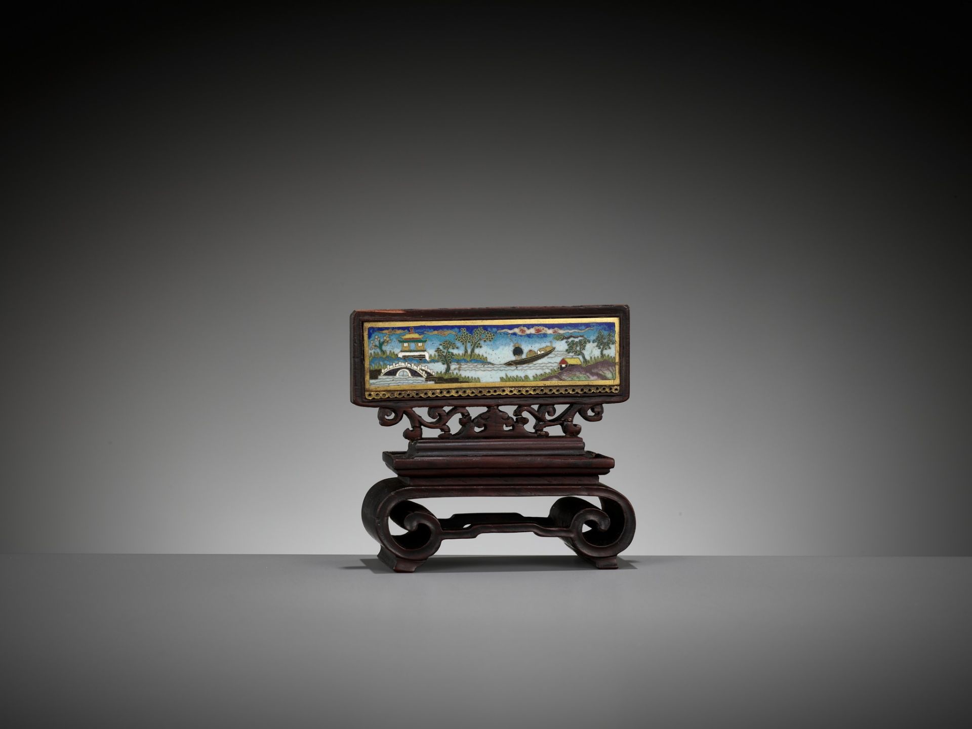 A MINIATURE CLOISONNE ENAMEL AND WOOD TABLE SCREEN, QING DYNASTY - Bild 8 aus 9
