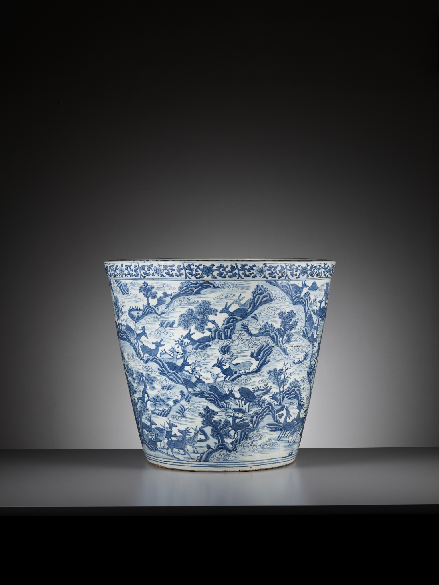 A LARGE AND VERY HEAVY BLUE AND WHITE 'HUNDRED DEER' JARDINIERE, MING DYNASTY - Image 2 of 12