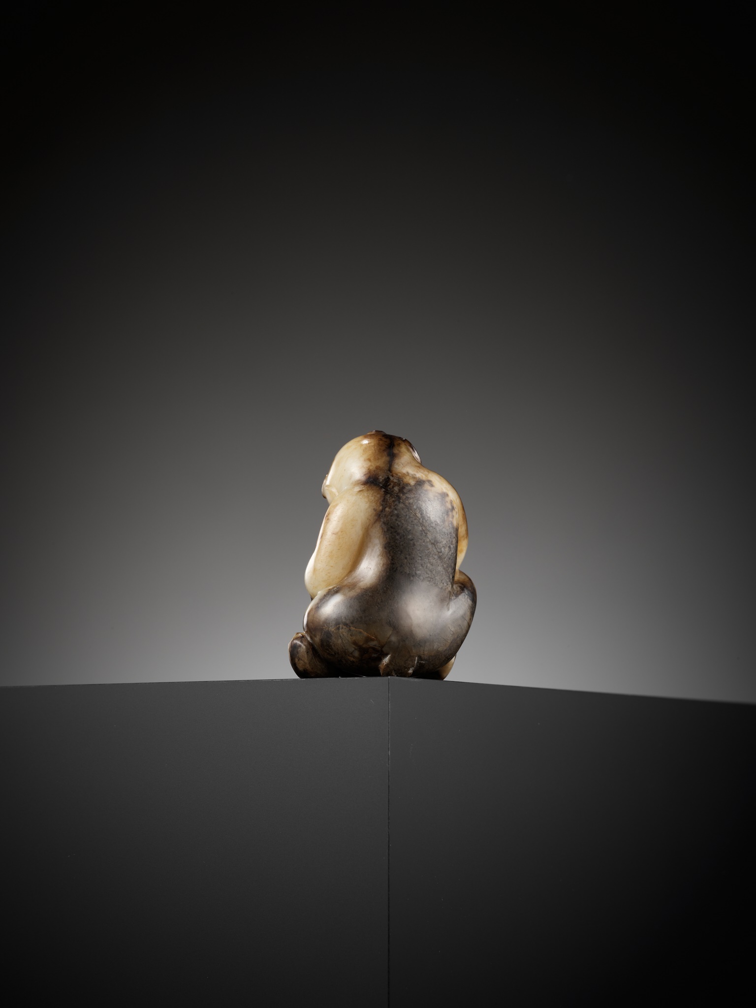 AN EXCEPTIONAL CREAMY-WHITE AND BLACK JADE FIGURE OF A BEAR, SONG DYNASTY OR EARLIER - Image 15 of 27