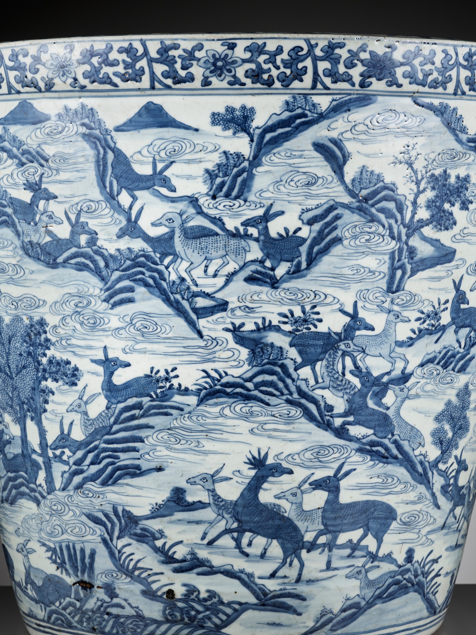 A LARGE AND VERY HEAVY BLUE AND WHITE 'HUNDRED DEER' JARDINIERE, MING DYNASTY - Image 6 of 12