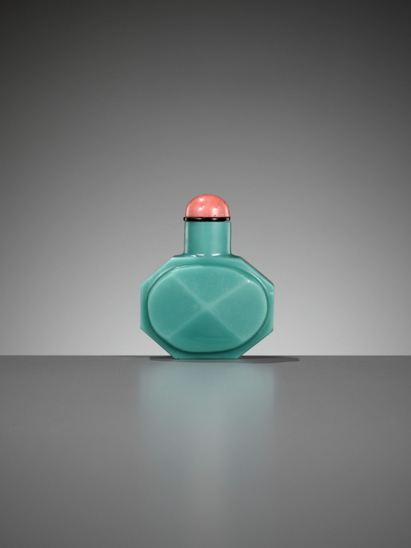 A TURQUOISE GLASS FACETED SNUFF BOTTLE, WHEEL-CUT QIANLONG MARK AND OF THE PERIOD - Image 7 of 14