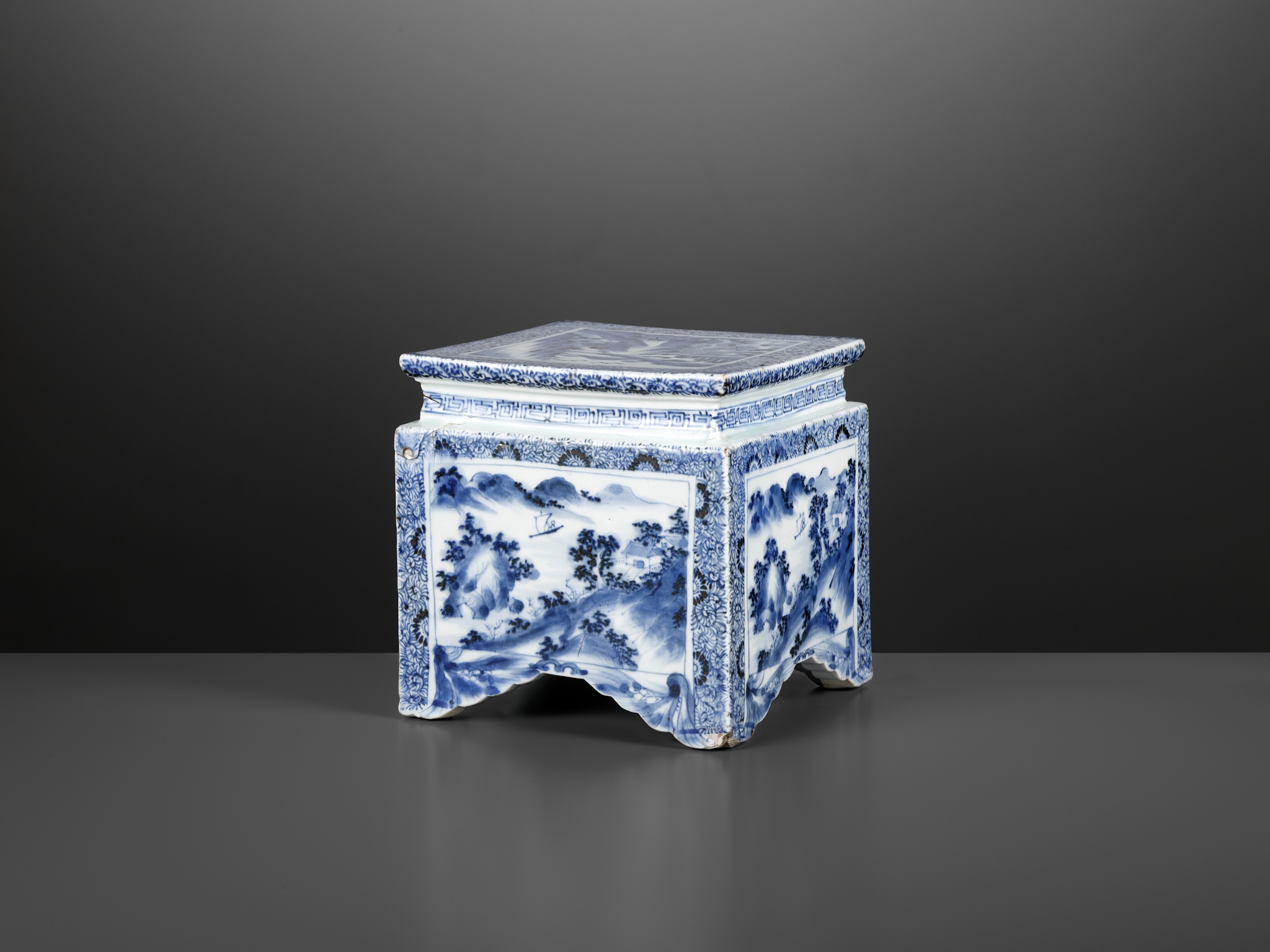 A MASSIVE BLUE AND WHITE 'LANDSCAPE' STAND, LATE MING TO EARLY QING DYNASTY - Image 4 of 17