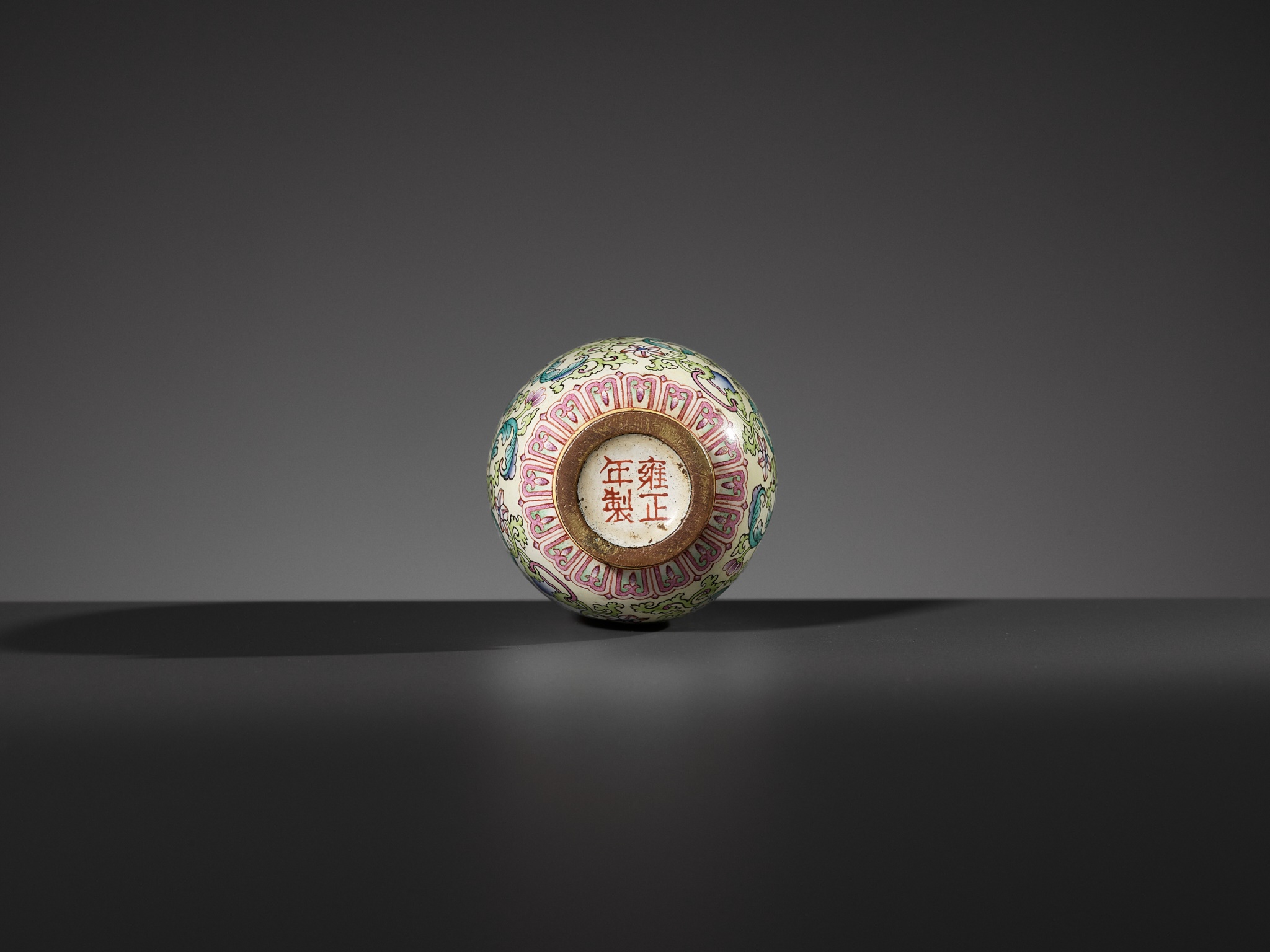 AN IMPERIAL GUANGZHOU ENAMEL 'LOTUS AND SHOU' SNUFF BOTTLE, YONGZHENG MARK AND PERIOD - Image 10 of 11