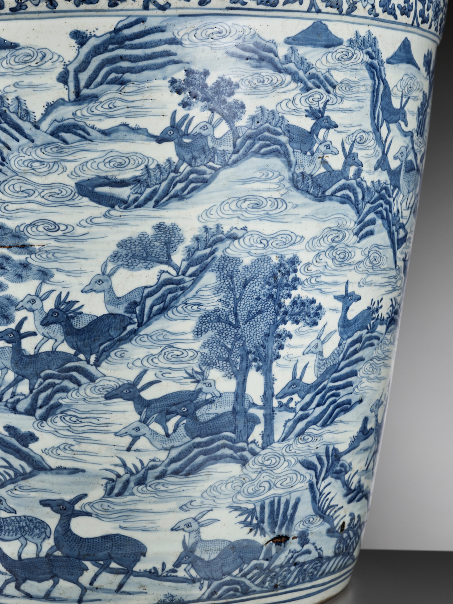 A LARGE AND VERY HEAVY BLUE AND WHITE 'HUNDRED DEER' JARDINIERE, MING DYNASTY