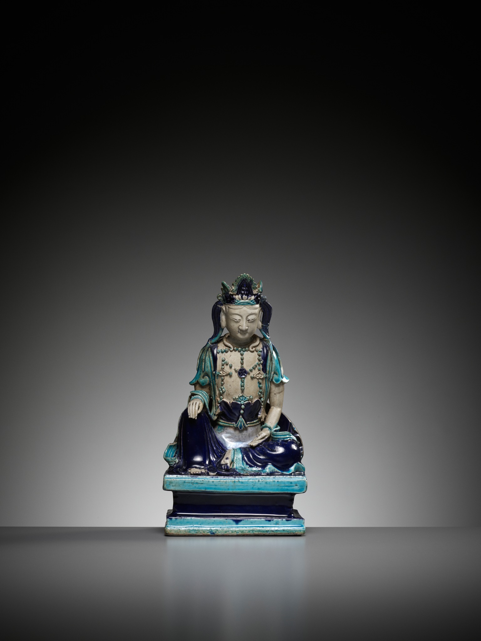 A FAHUA GLAZED FIGURE OF GUANYIN, LATE MING DYNASTY - Image 6 of 12