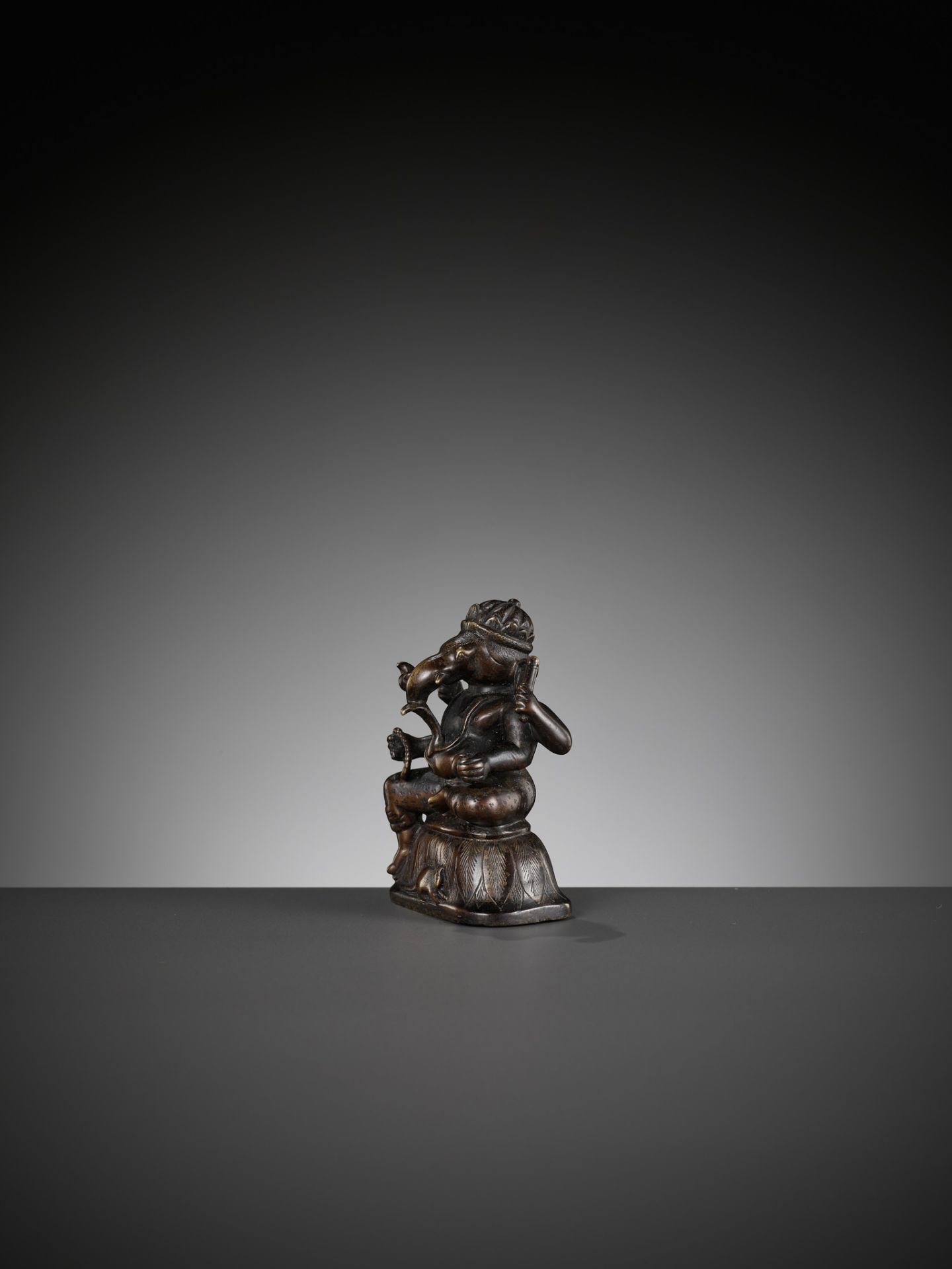 A SMALL BRONZE FIGURE OF GANESHA, SOUTH INDIA, 17TH - 18TH CENTURY - Image 9 of 14