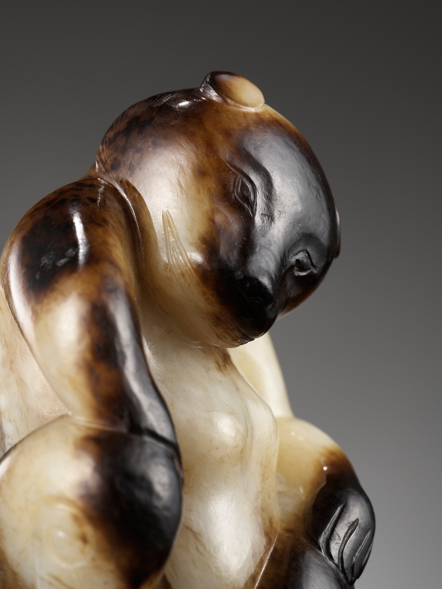 AN EXCEPTIONAL CREAMY-WHITE AND BLACK JADE FIGURE OF A BEAR, SONG DYNASTY OR EARLIER - Image 23 of 27