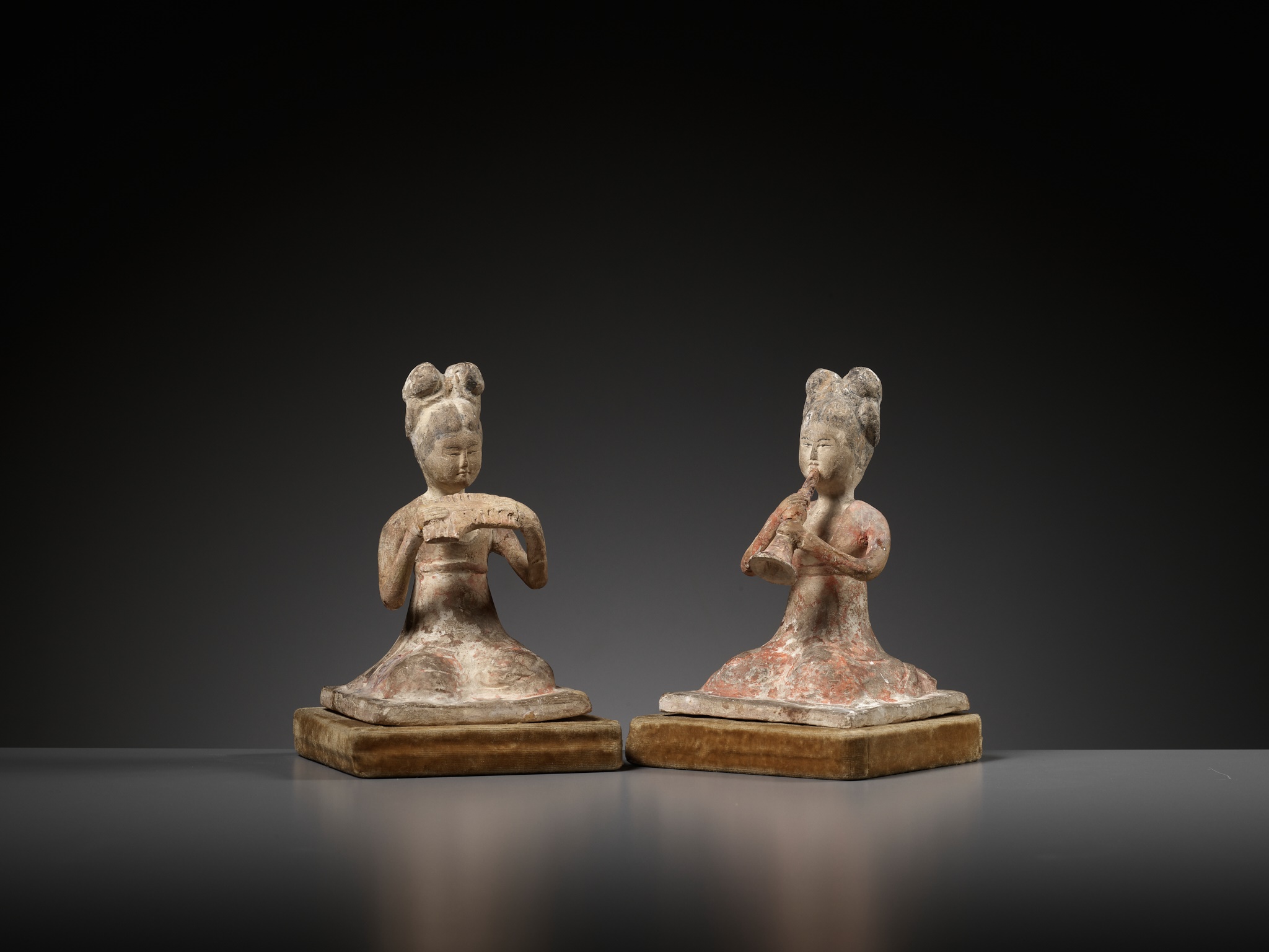 A PAIR OF PAINTED POTTERY FEMALE MUSICIANS, SUI TO EARLY TANG DYNASTY - Image 11 of 12