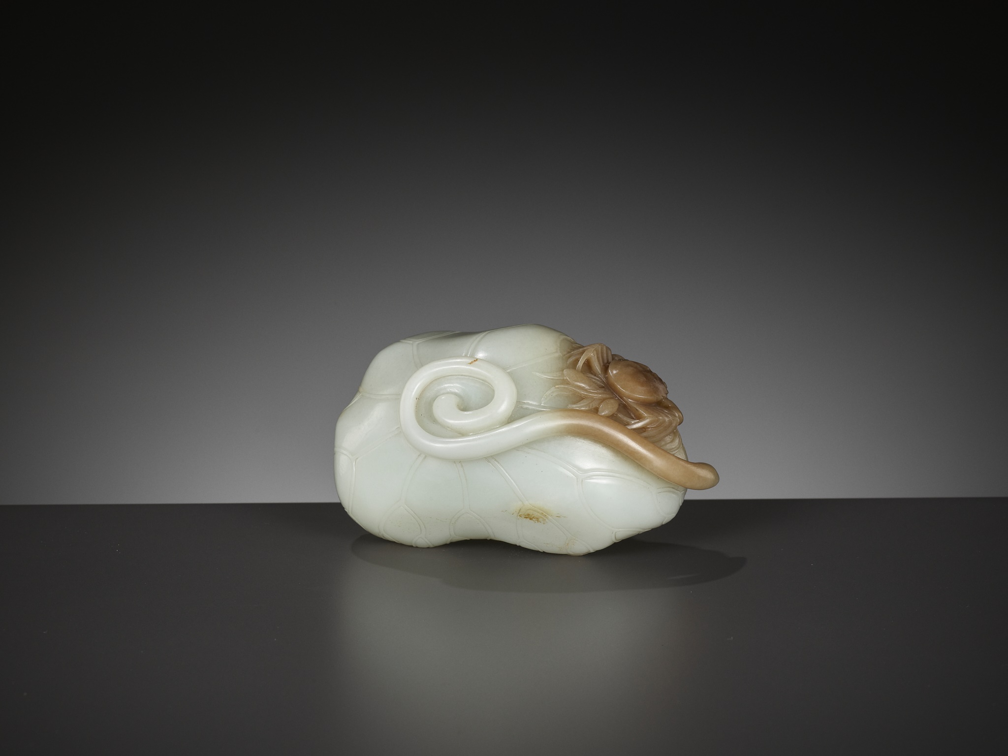 A WHITE AND BROWN JADE 'LOTUS, CRAB AND MILLET' BRUSH WASHER AND MATCHING WOOD STAND, 18TH CENTURY - Image 2 of 20