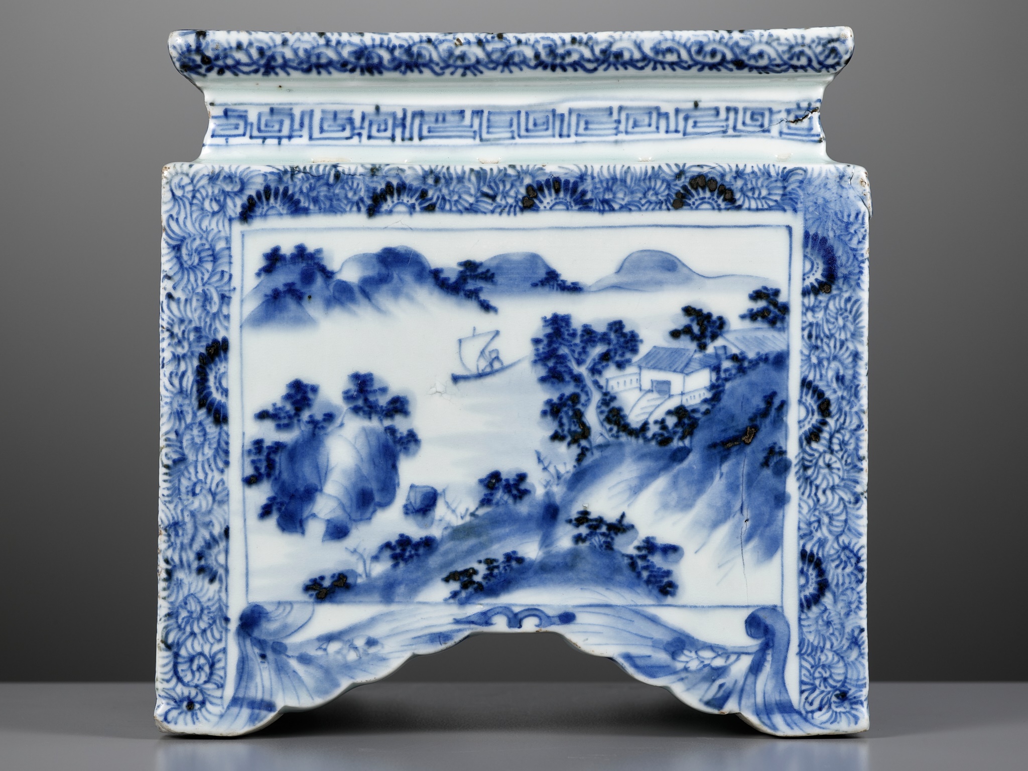 A MASSIVE BLUE AND WHITE 'LANDSCAPE' STAND, LATE MING TO EARLY QING DYNASTY - Image 9 of 17