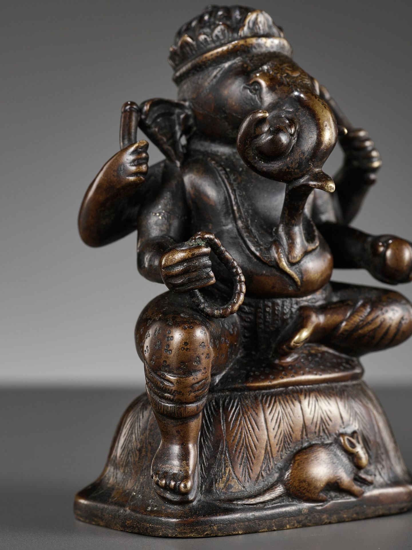 A SMALL BRONZE FIGURE OF GANESHA, SOUTH INDIA, 17TH - 18TH CENTURY - Image 3 of 14