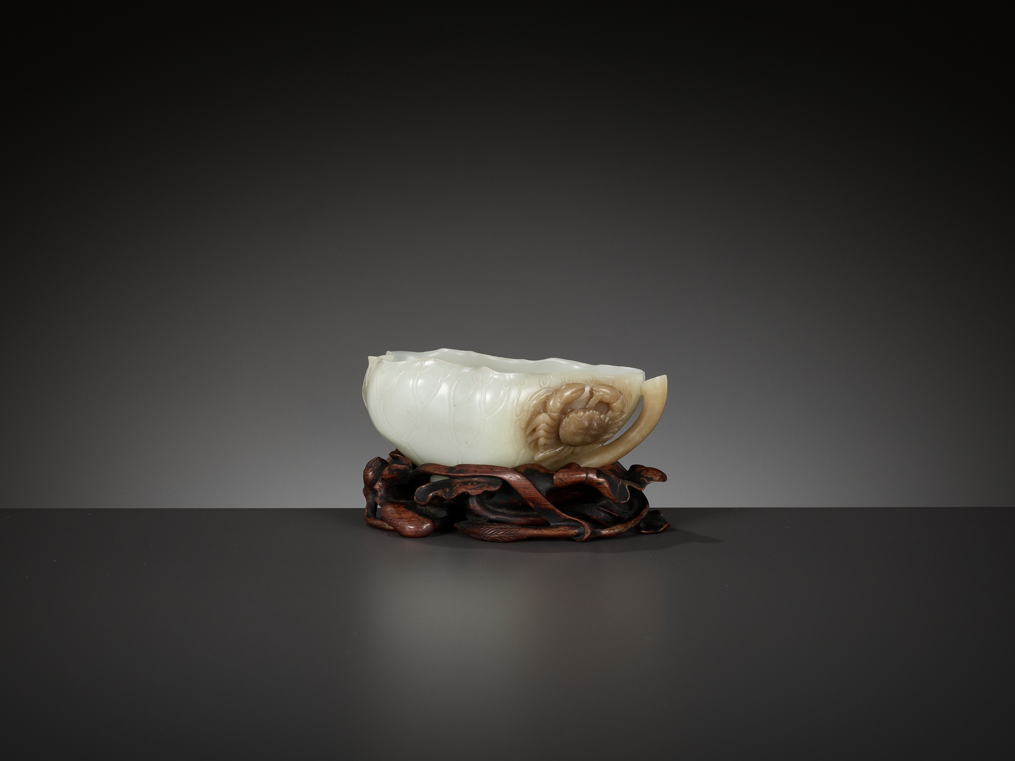 A WHITE AND BROWN JADE 'LOTUS, CRAB AND MILLET' BRUSH WASHER AND MATCHING WOOD STAND, 18TH CENTURY - Image 6 of 20