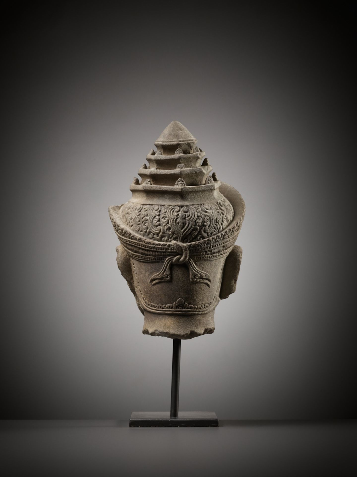 A SANDSTONE HEAD OF GARUDA, KOH KER STYLE, KHMER EMPIRE, 10TH CENTURY - Bild 2 aus 9
