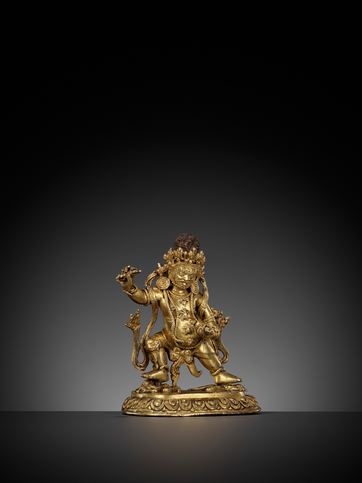 A GILT FIGURE OF VAJRAPANI, TIBET, 17TH-18TH CENTURY - Image 2 of 10