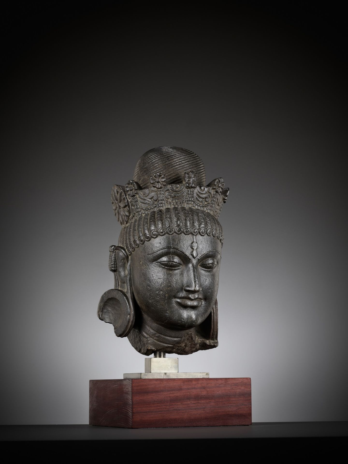 AN IMPORTANT AND MONUMENTAL BLACK STONE HEAD OF TARA, PALA PERIOD - Image 14 of 15