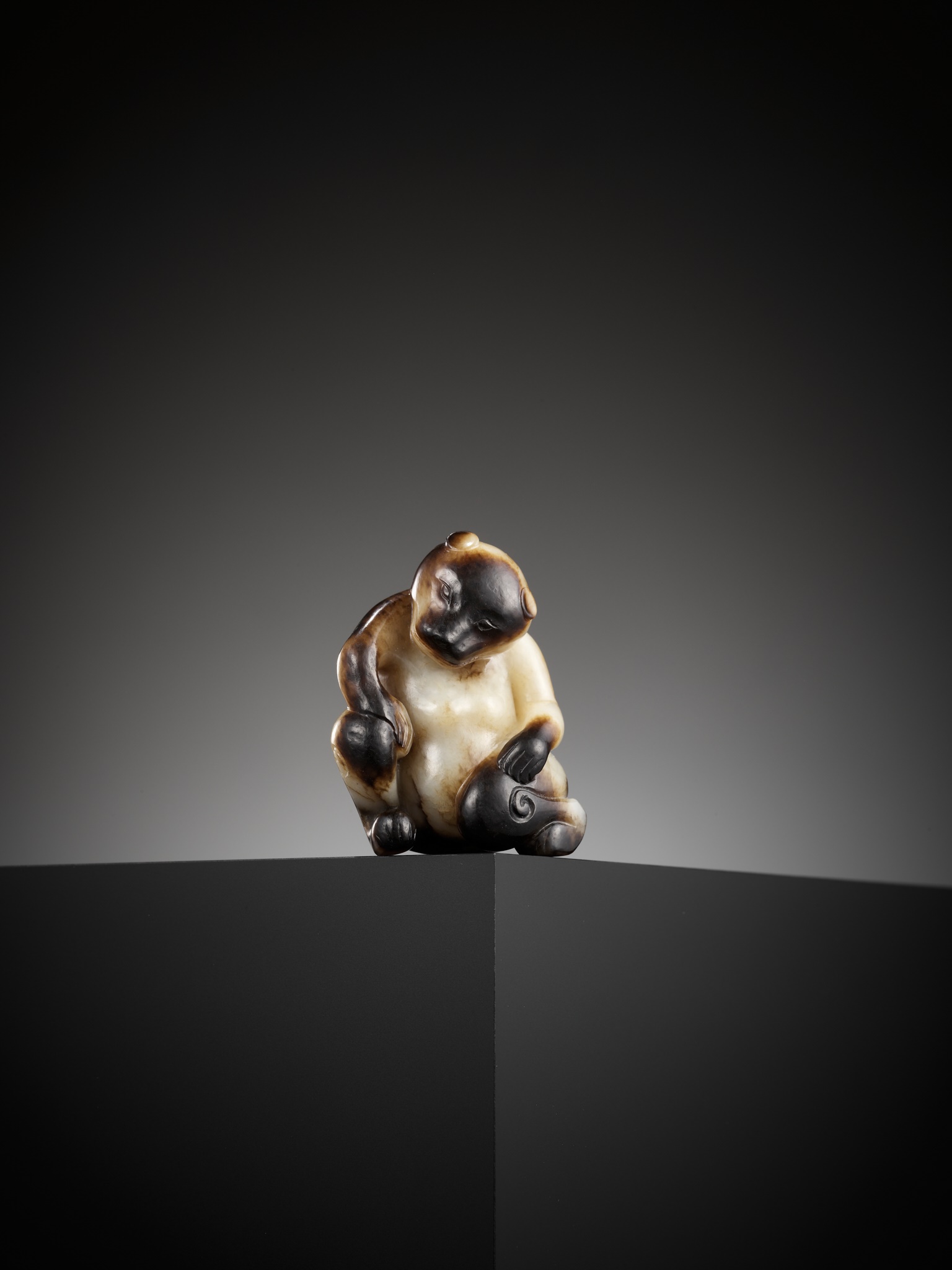 AN EXCEPTIONAL CREAMY-WHITE AND BLACK JADE FIGURE OF A BEAR, SONG DYNASTY OR EARLIER - Image 11 of 27