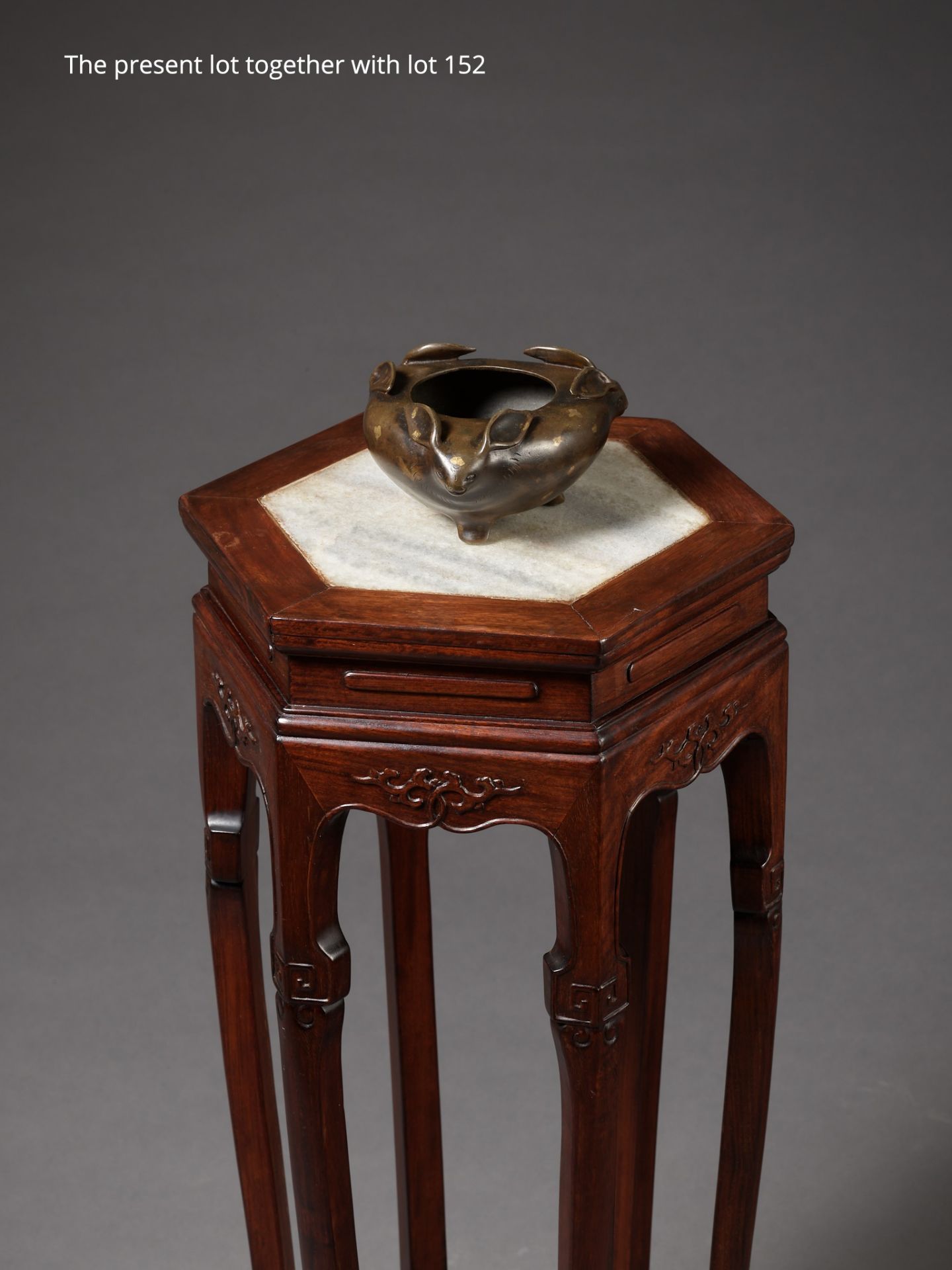 A MARBLE-INSET LACQUERED HARDWOOD INCENSE STAND, XIANGJI, 19TH CENTURY - Bild 5 aus 12