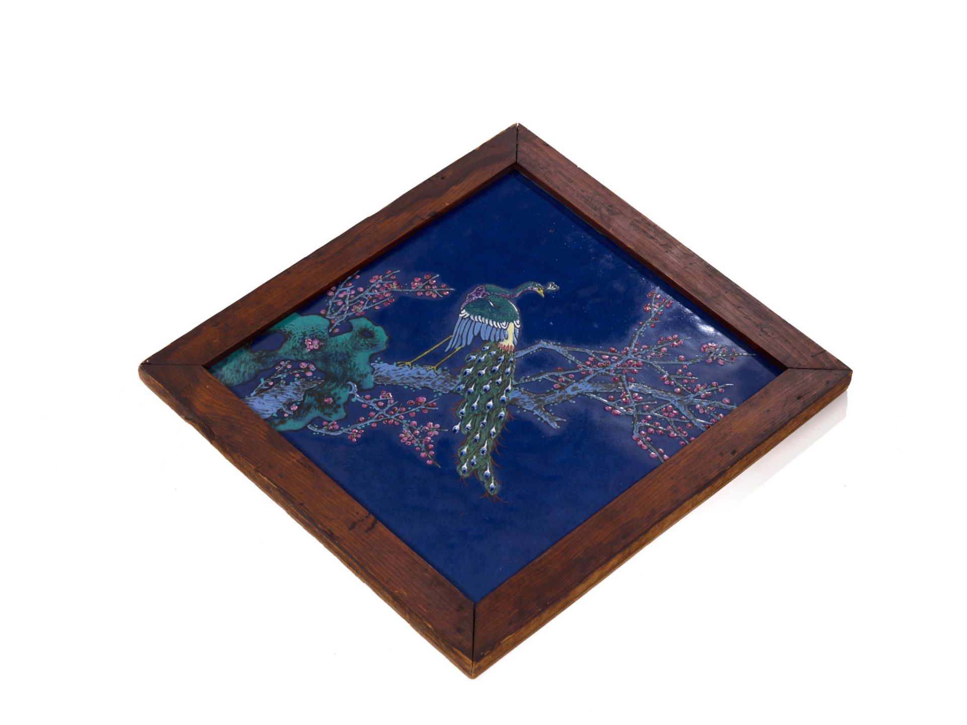 A BLUE-GROUND ENAMELED 'PEACOCK AND PRUNUS' PLAQUE, LATE QING DYNASTY - Bild 3 aus 6