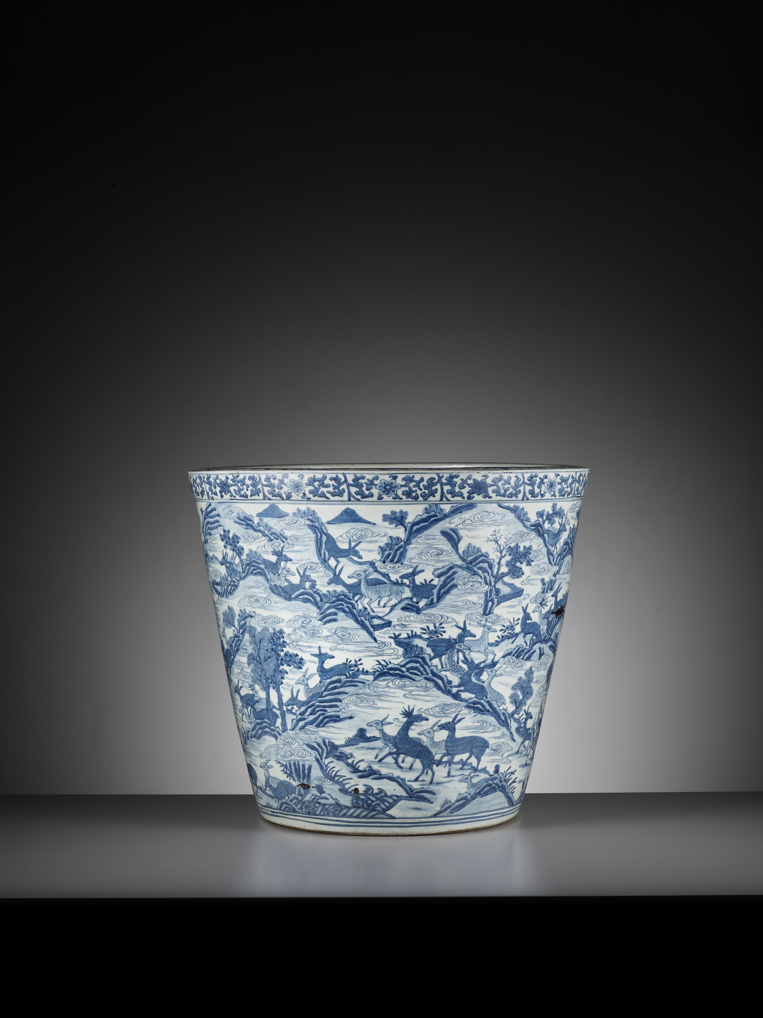 A LARGE AND VERY HEAVY BLUE AND WHITE 'HUNDRED DEER' JARDINIERE, MING DYNASTY - Image 8 of 12